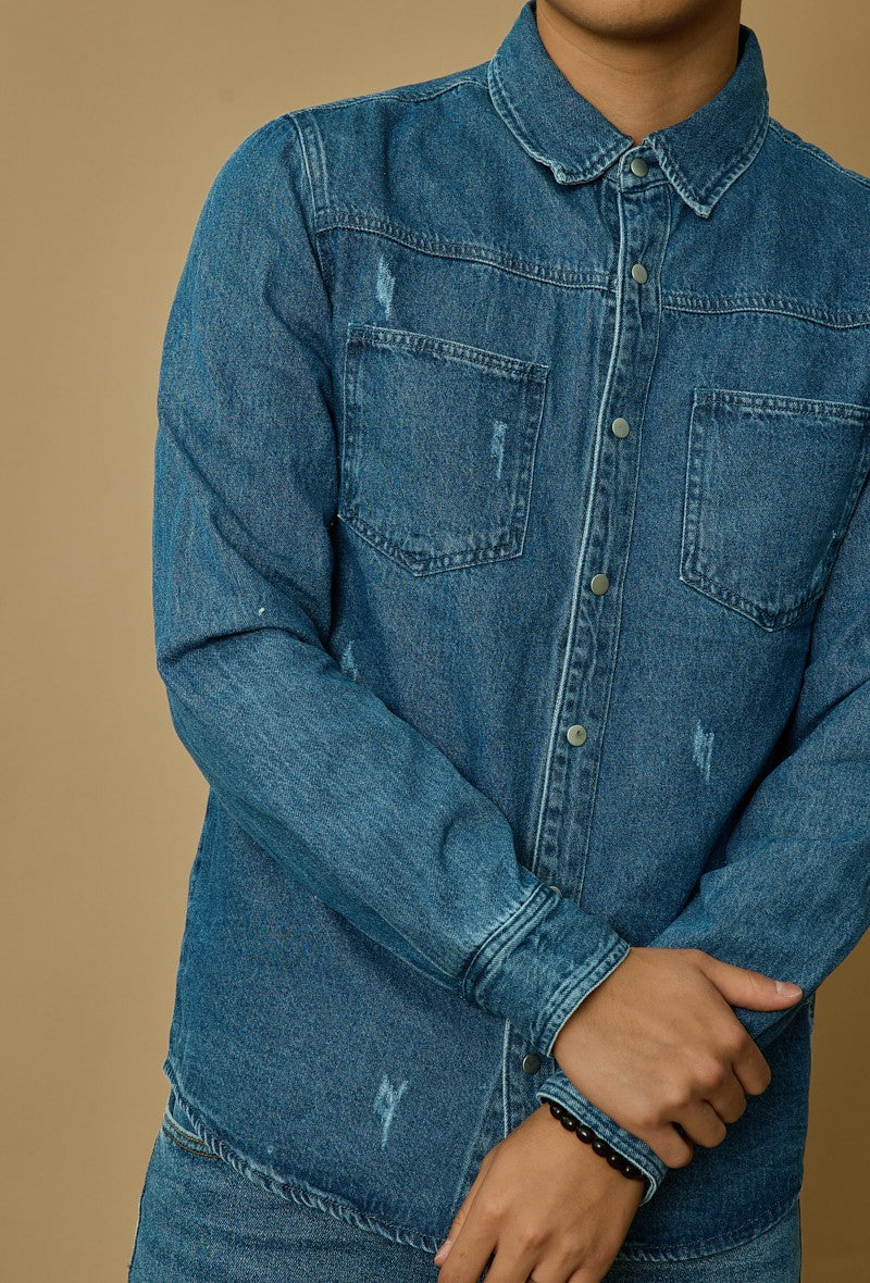 Surchemise jean cintrée à col classique avec finition usée - Frilivin