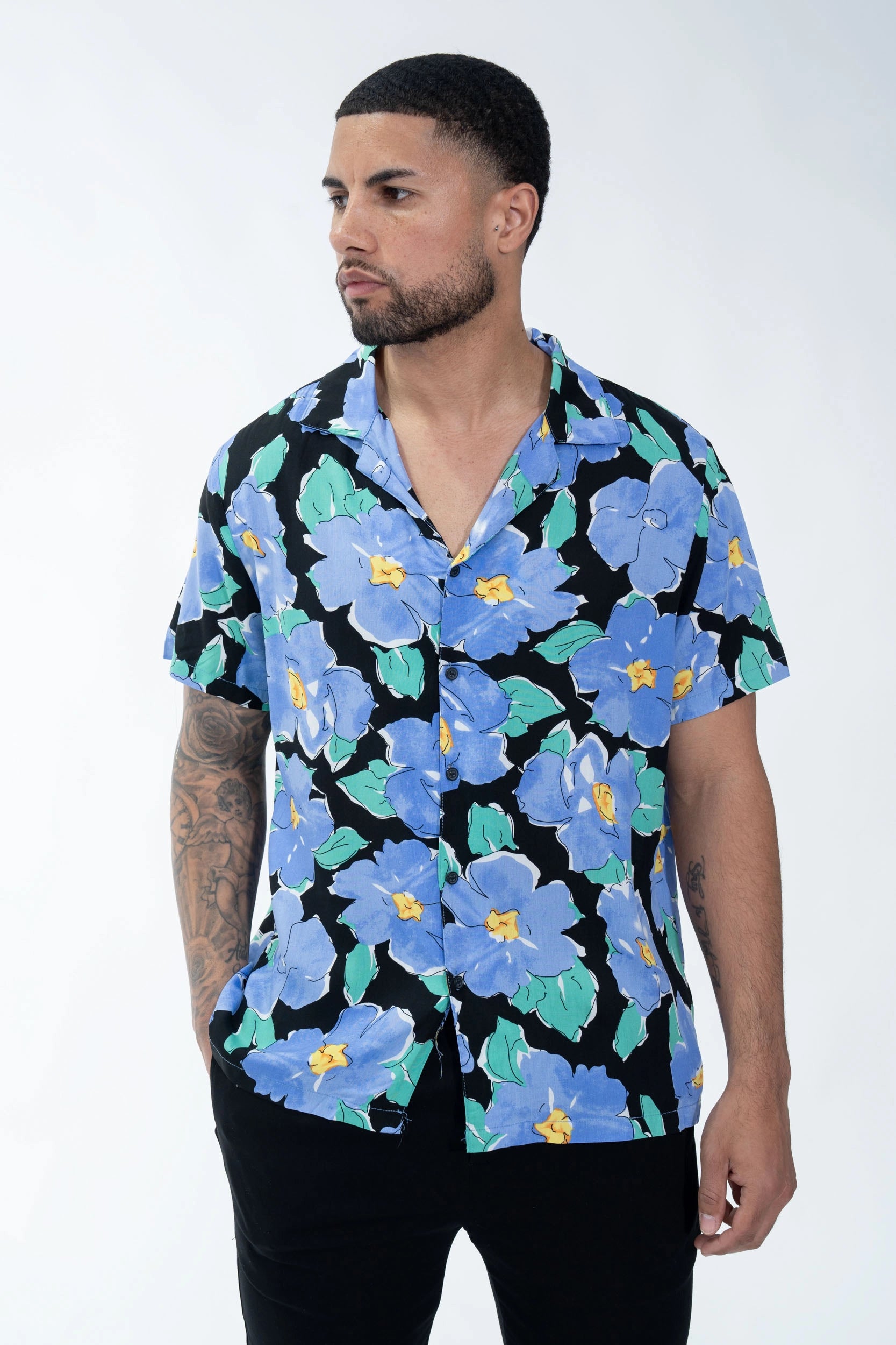 Chemise à manches courtes avec un motif floral
