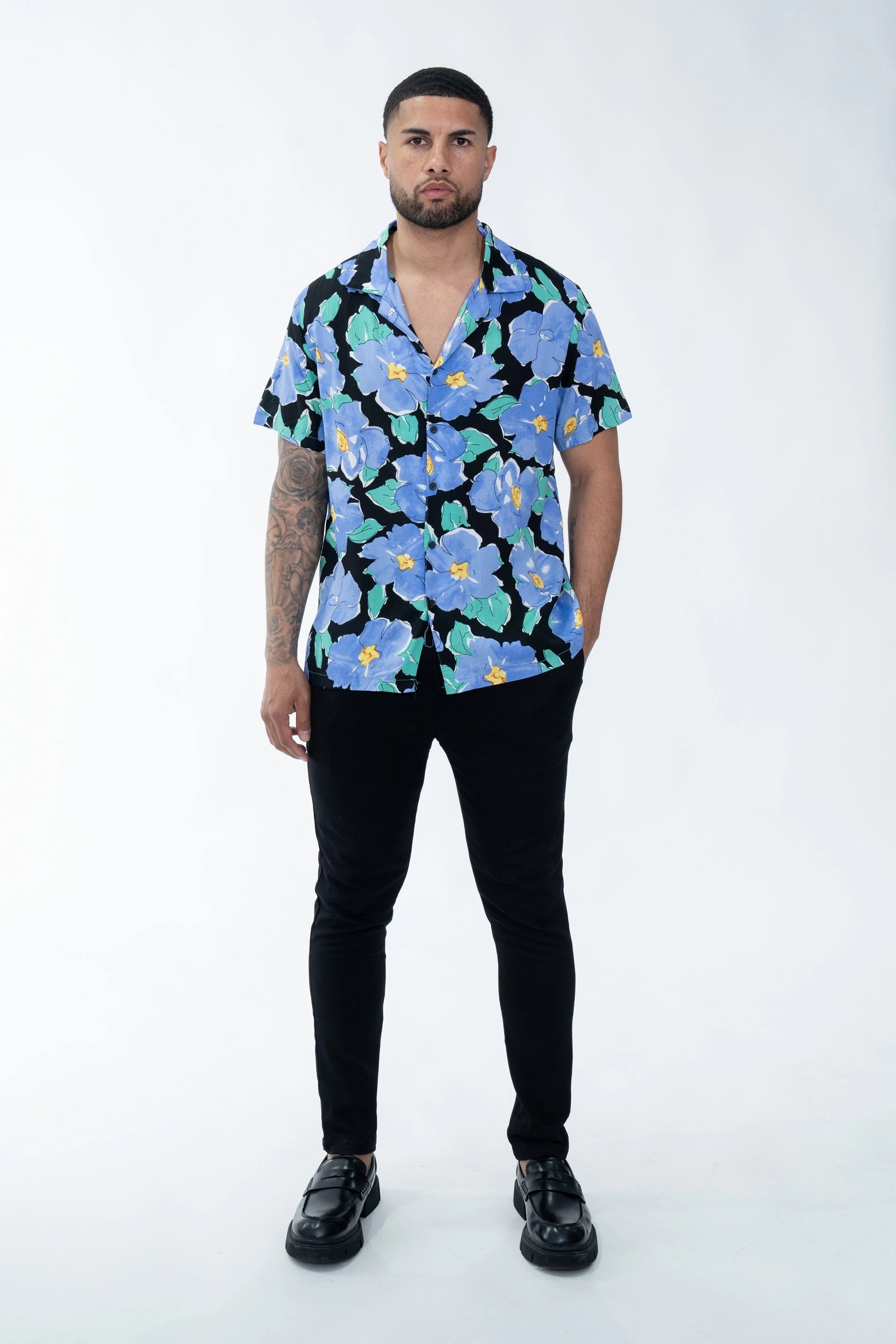 Chemise à manches courtes avec un motif floral