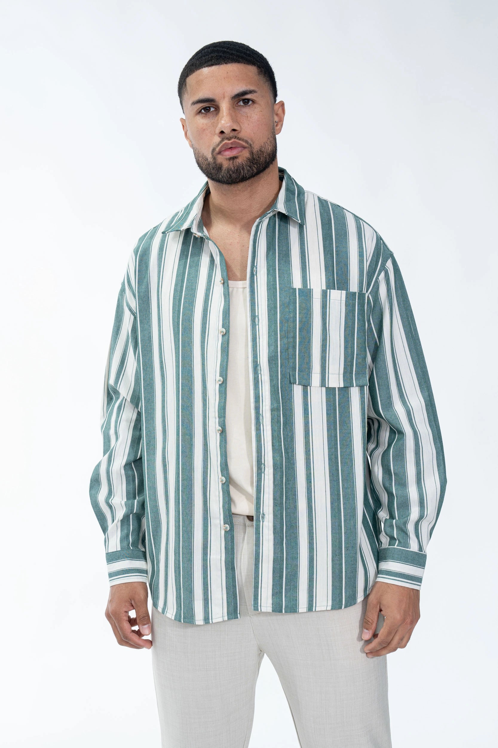 Chemise à manches longues avec des rayures verticales et une poche sur là poitrine