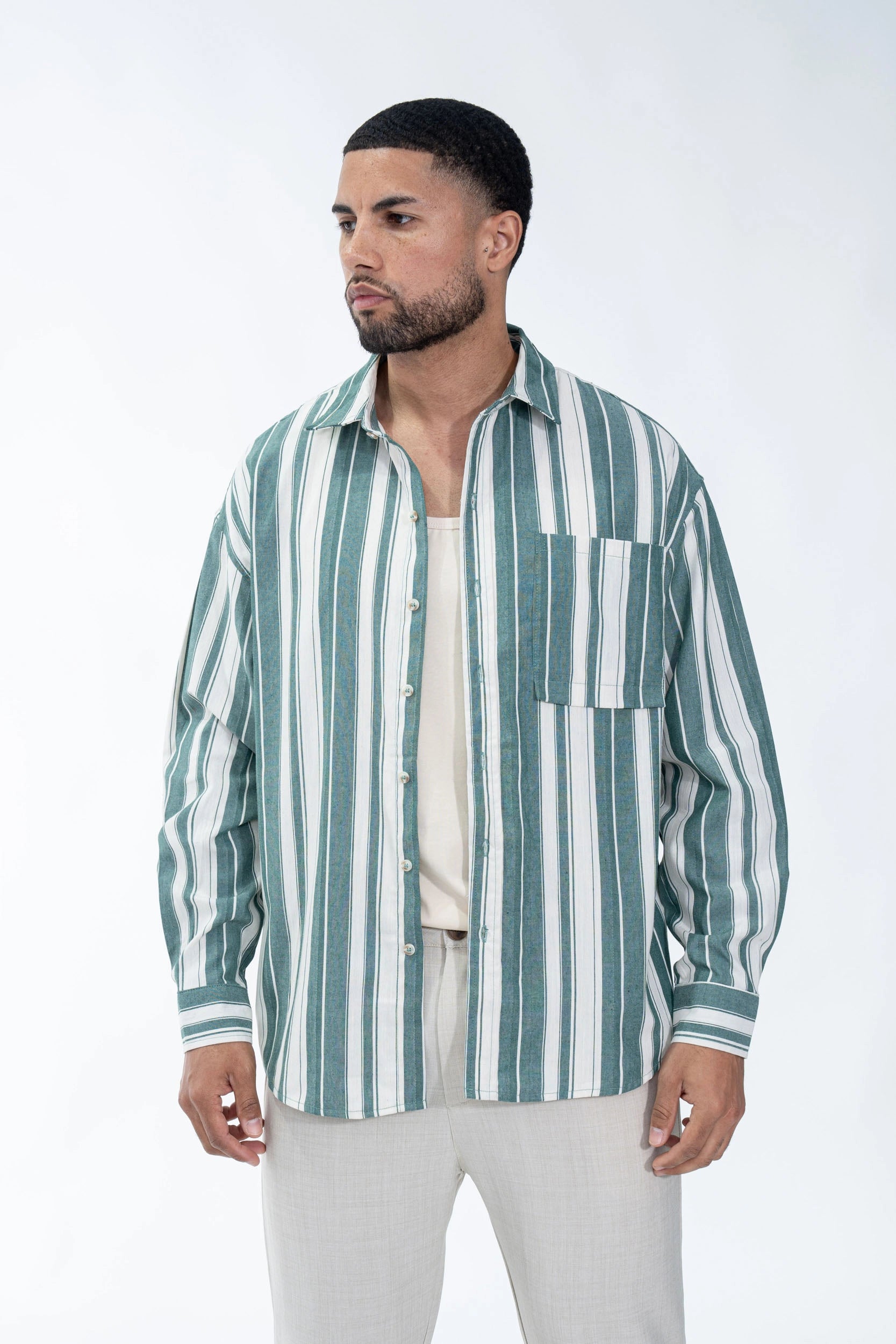 Chemise à manches longues avec des rayures verticales et une poche sur là poitrine