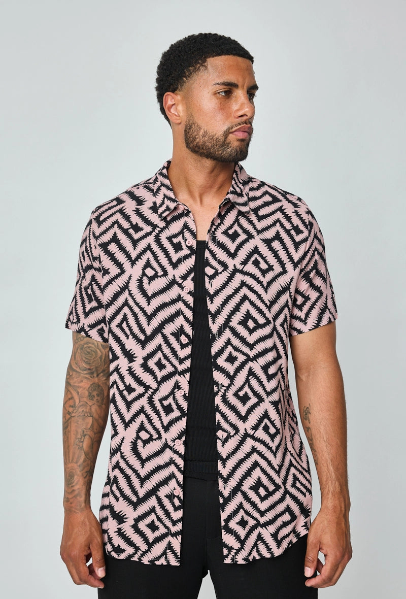 Chemise à motifs géométriques contemporains