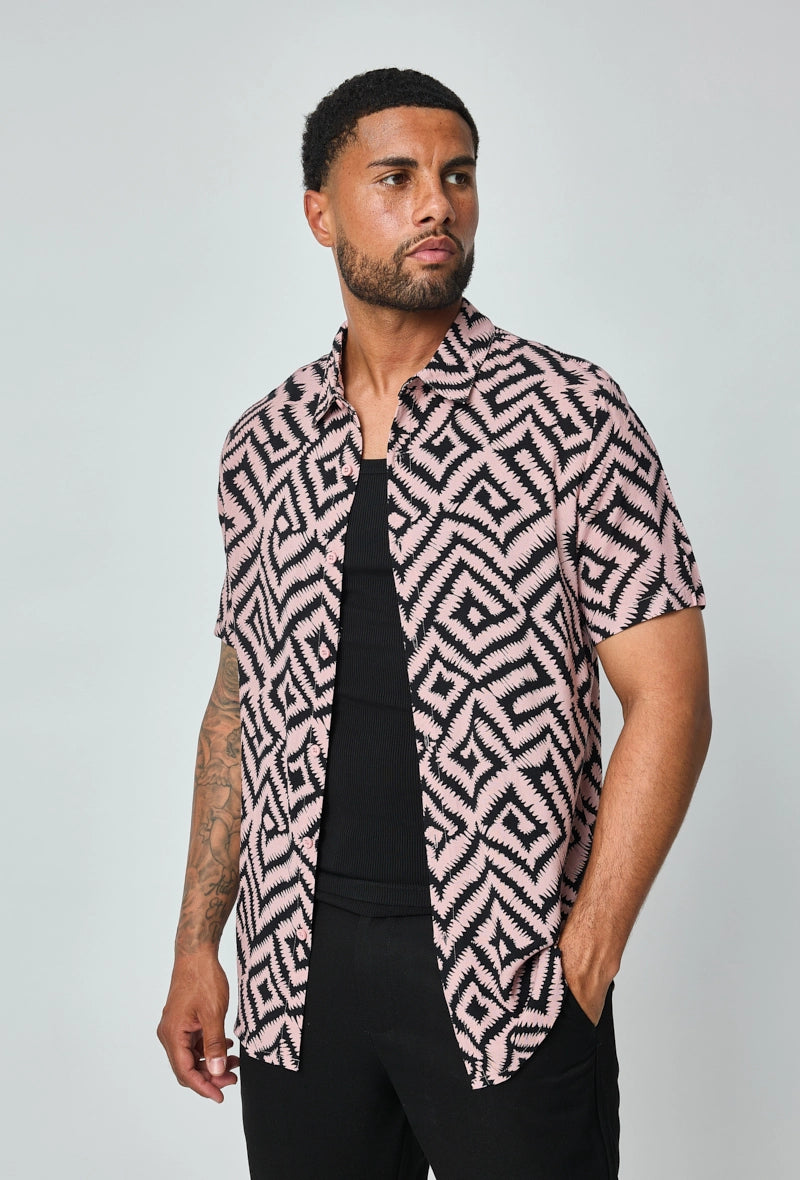 Chemise à motifs géométriques contemporains