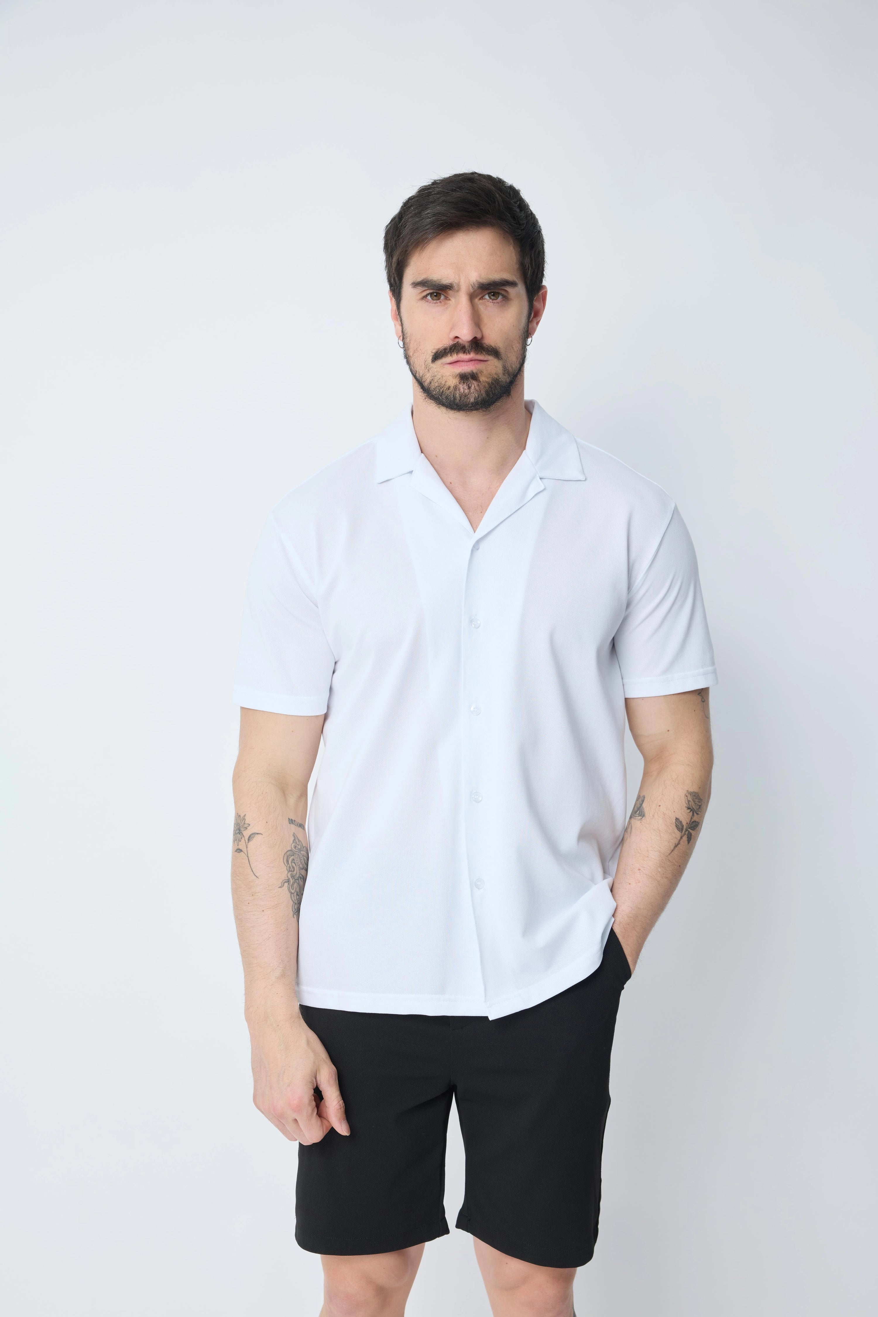 Chemise unie manches courtes