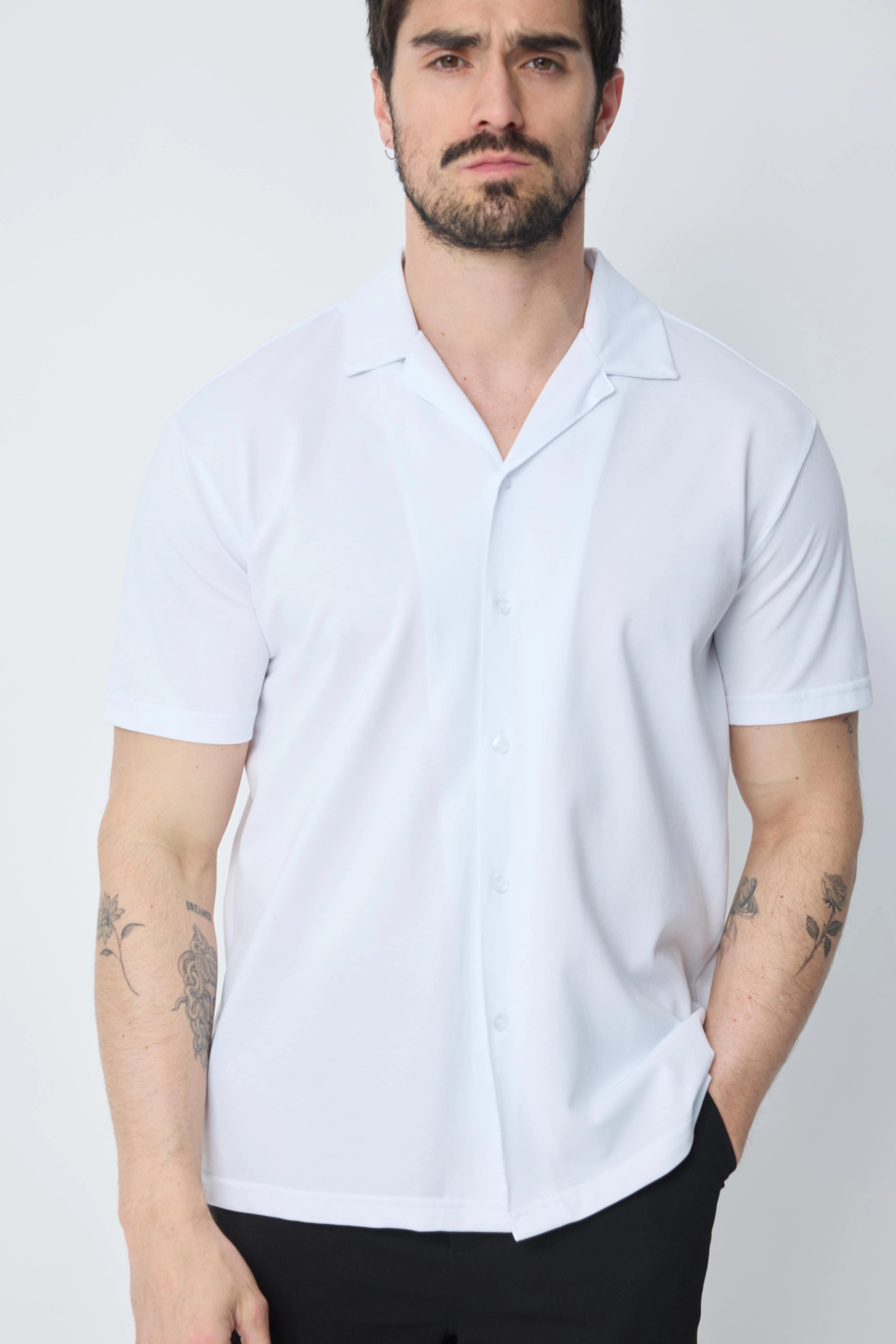 Chemise unie manches courtes