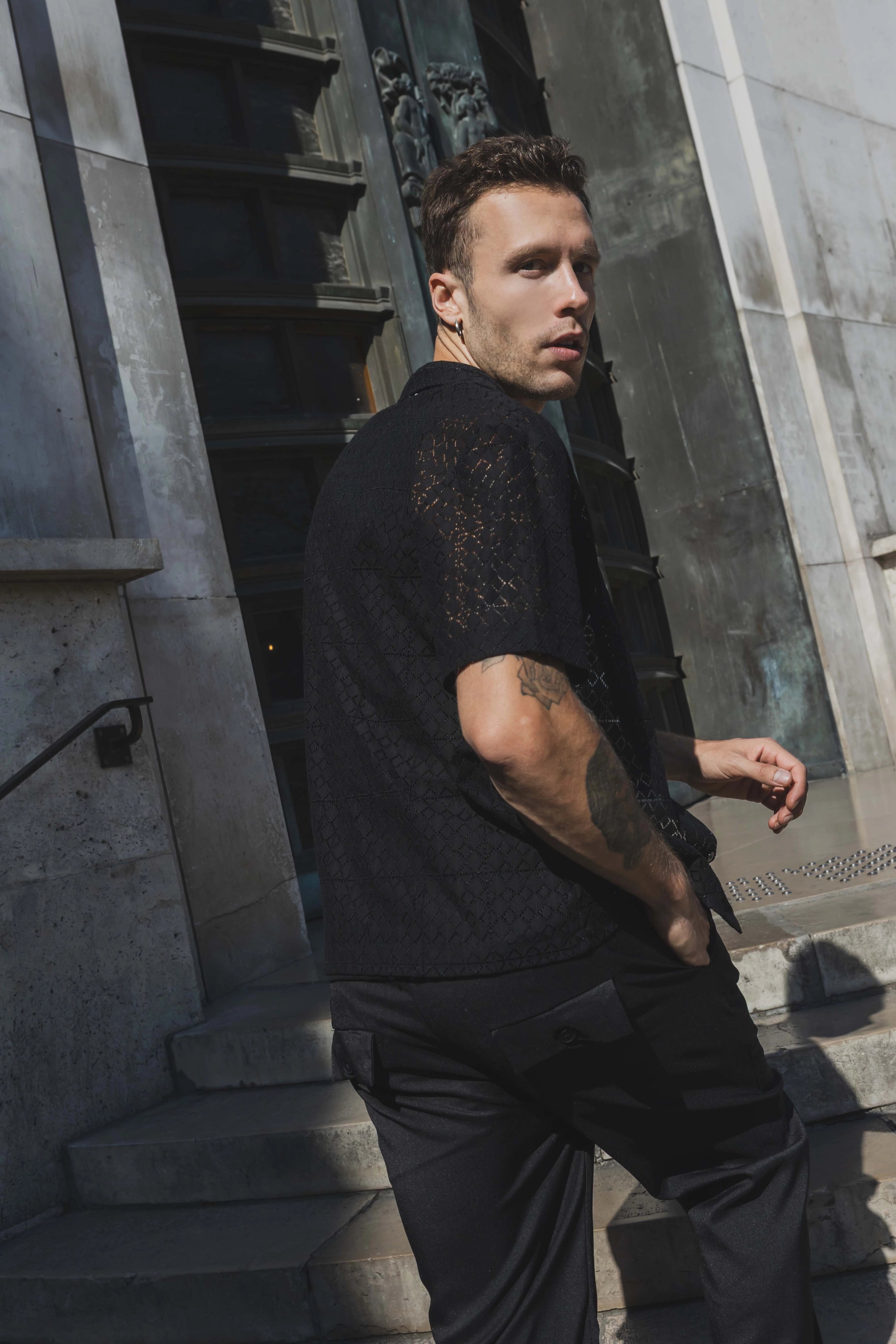 Chemise en dentelle manches courtes col à revers