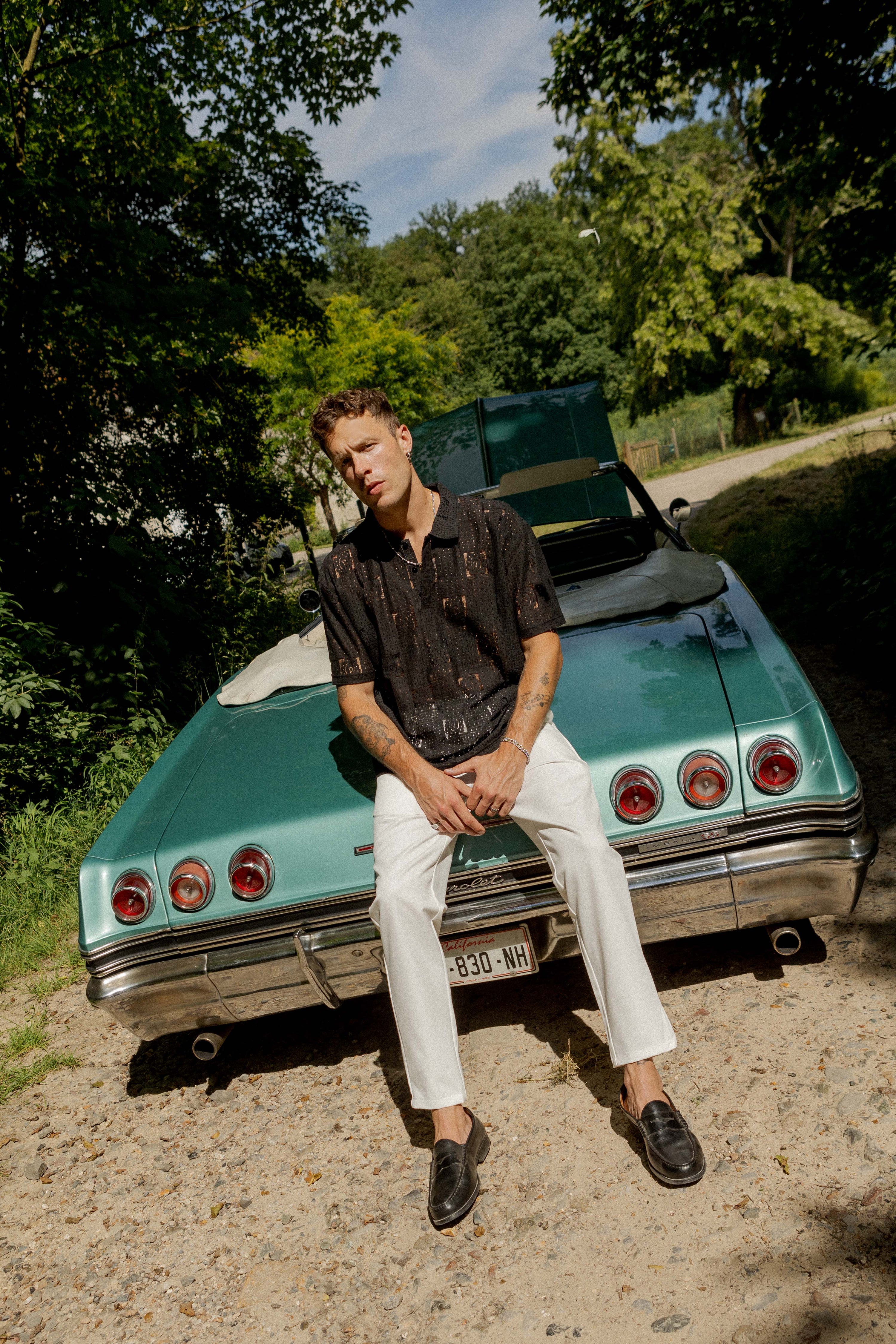 Chemise en dentelle manches courtes col à revers