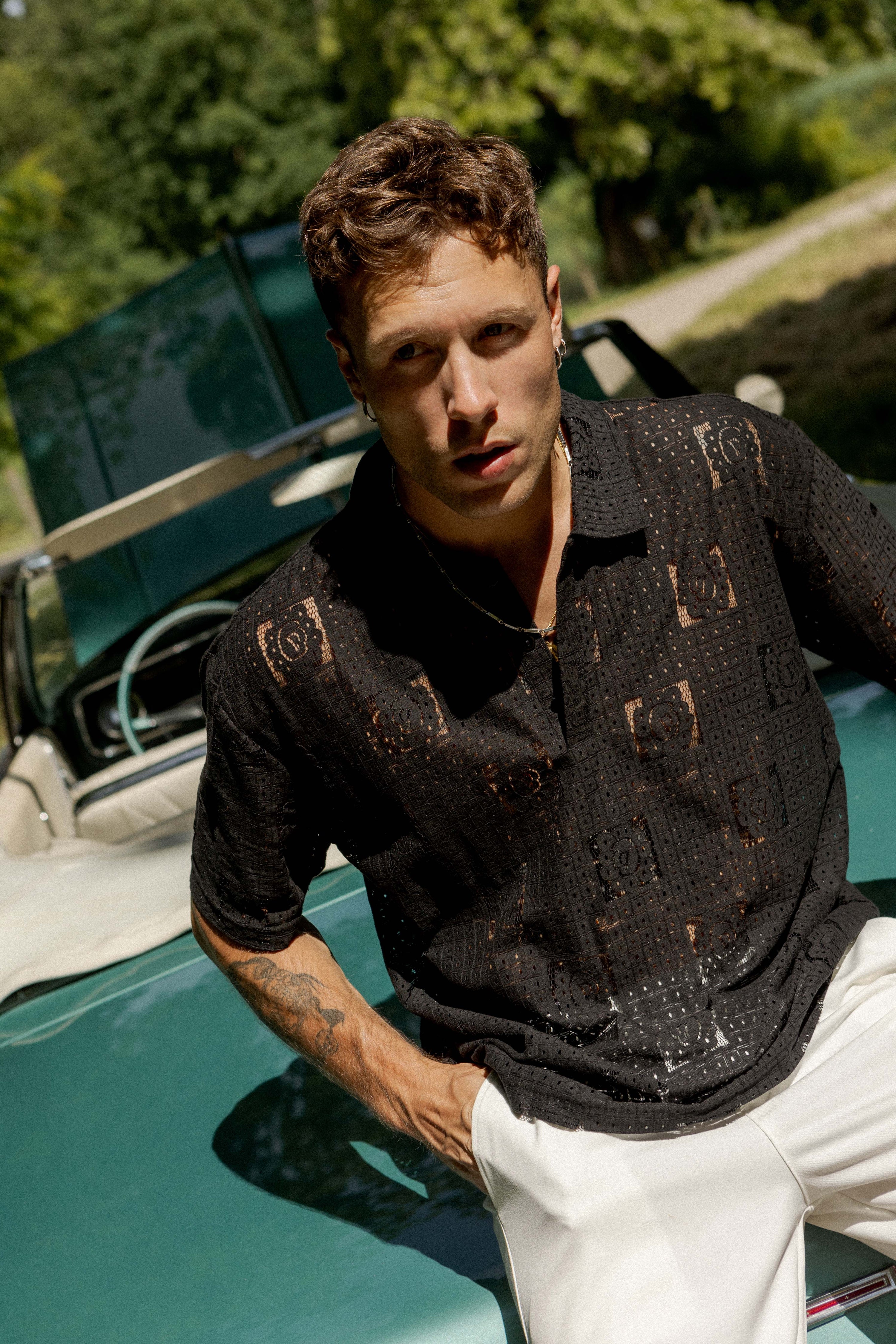 Chemise en dentelle manches courtes col à revers