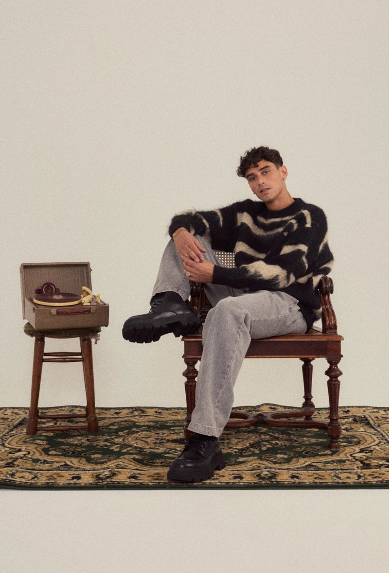 Pull sans capuche avec rayures verticales de couleur noir