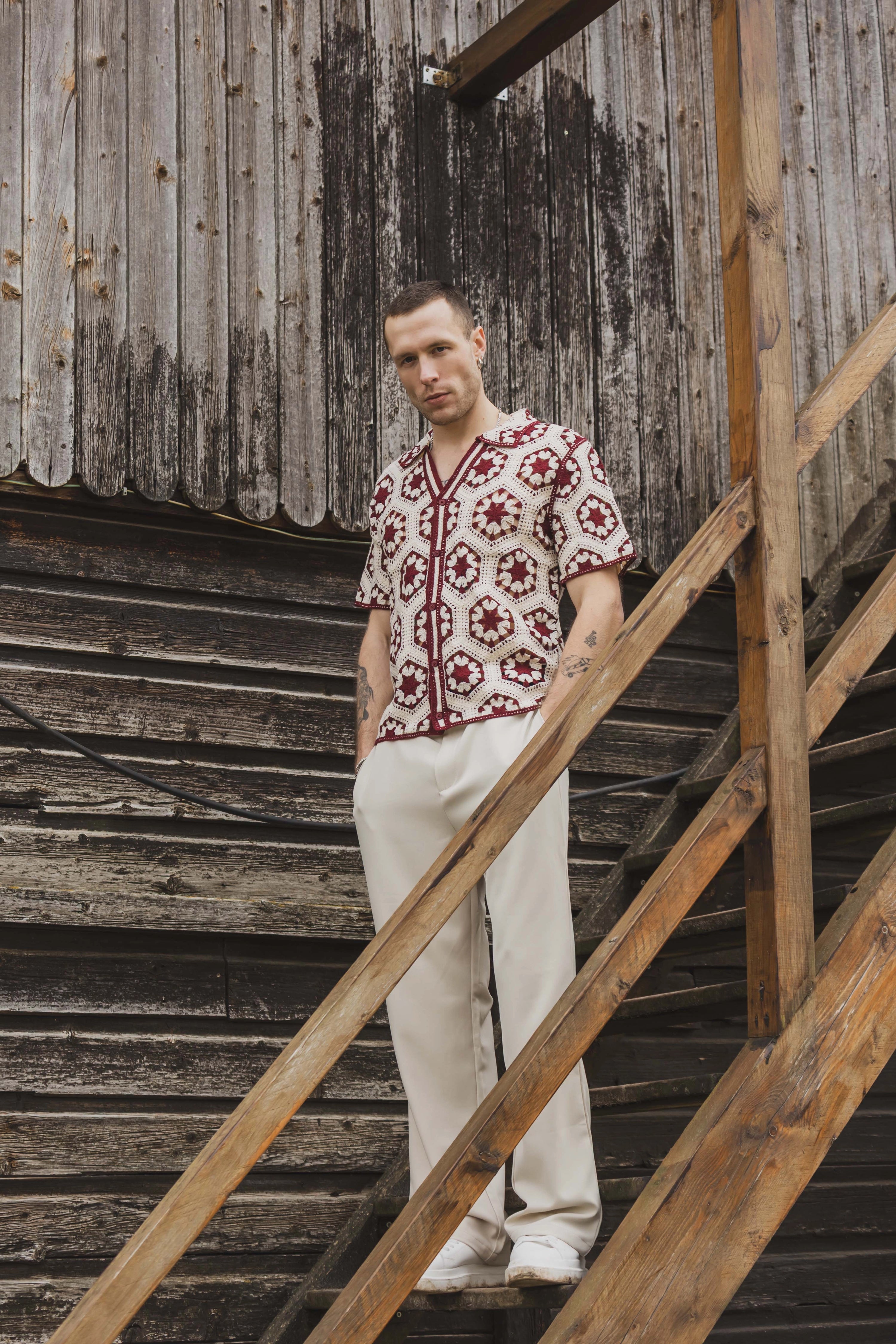 Chemise en crochet à manches courtes avec motif géométrique beige