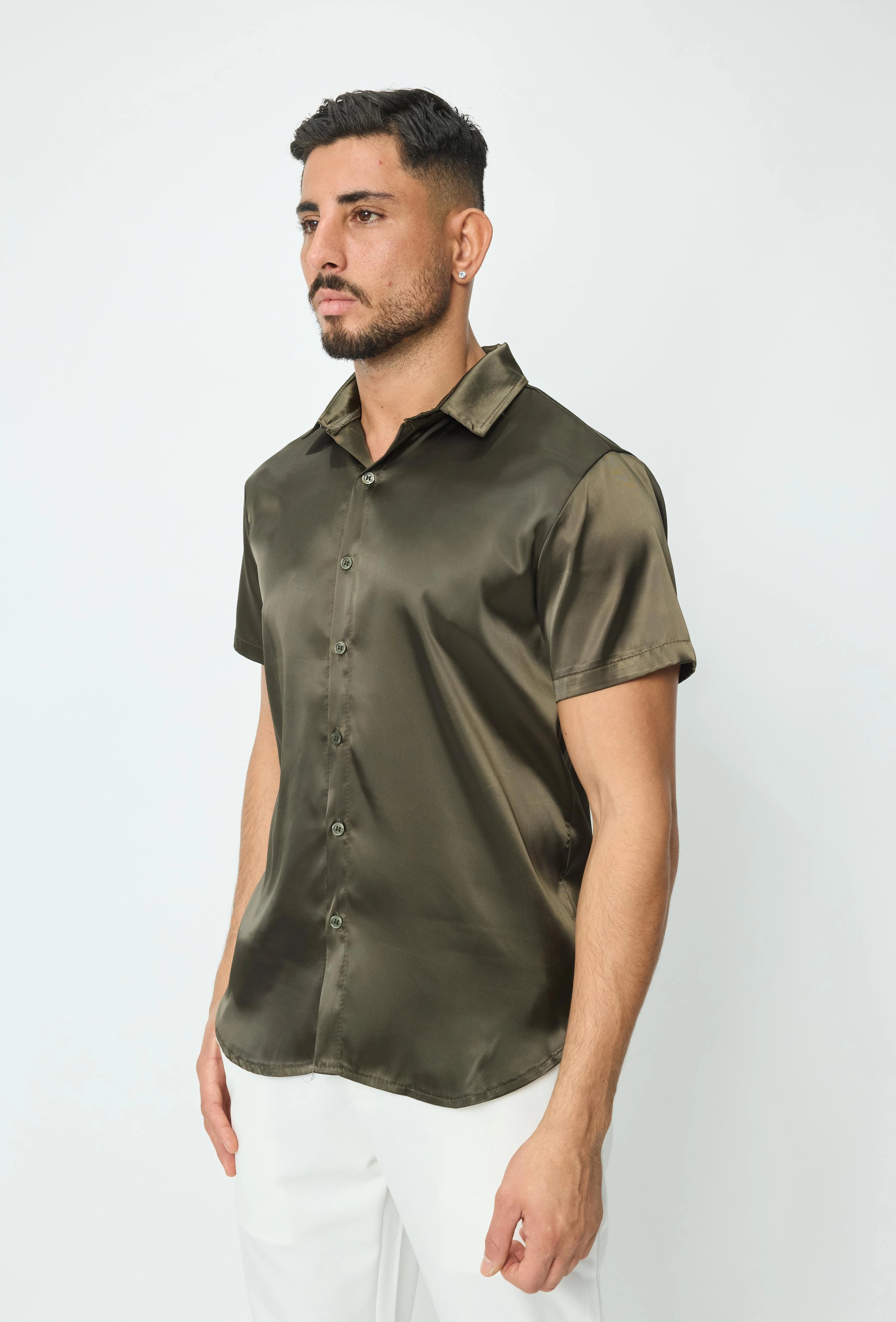 Chemise unie classique satinée et osée à manches courtes