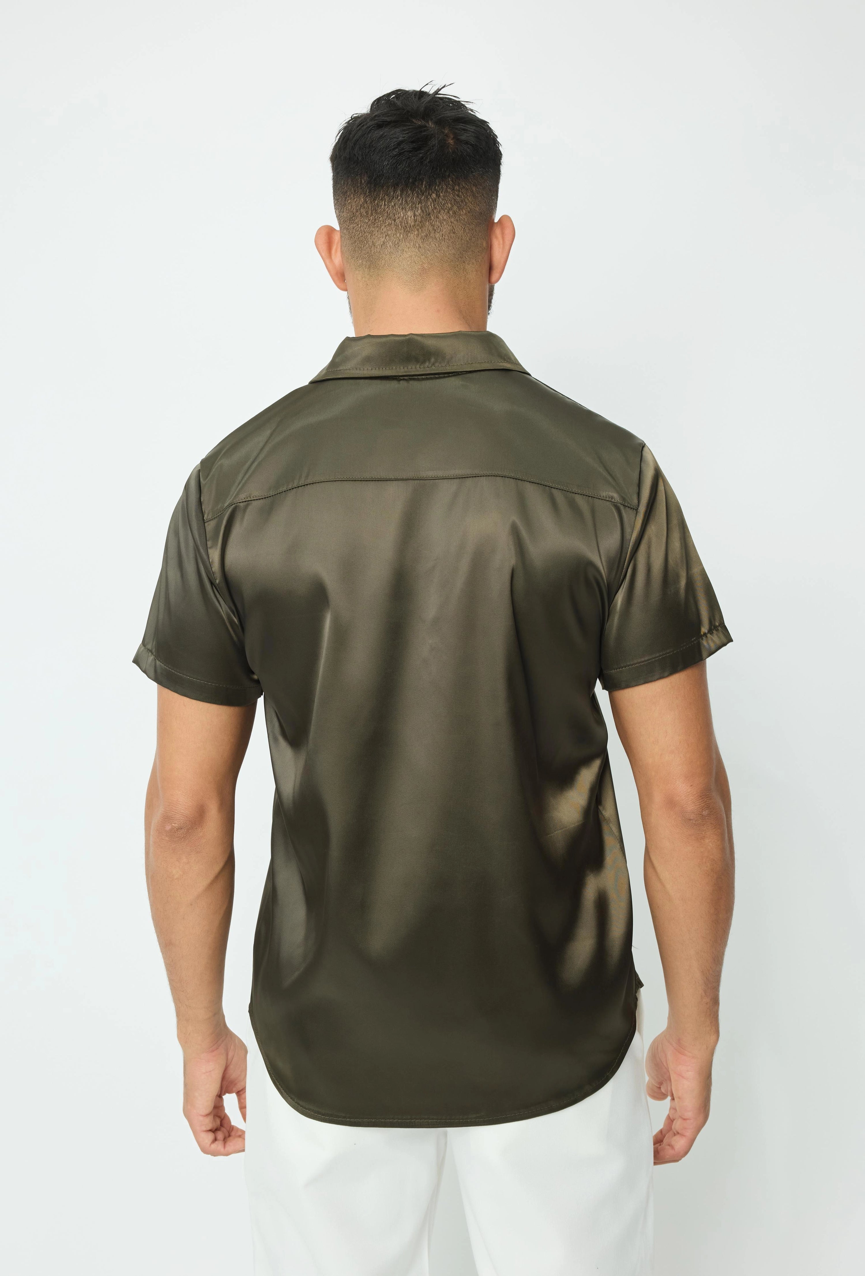 Chemise unie classique satinée et osée à manches courtes