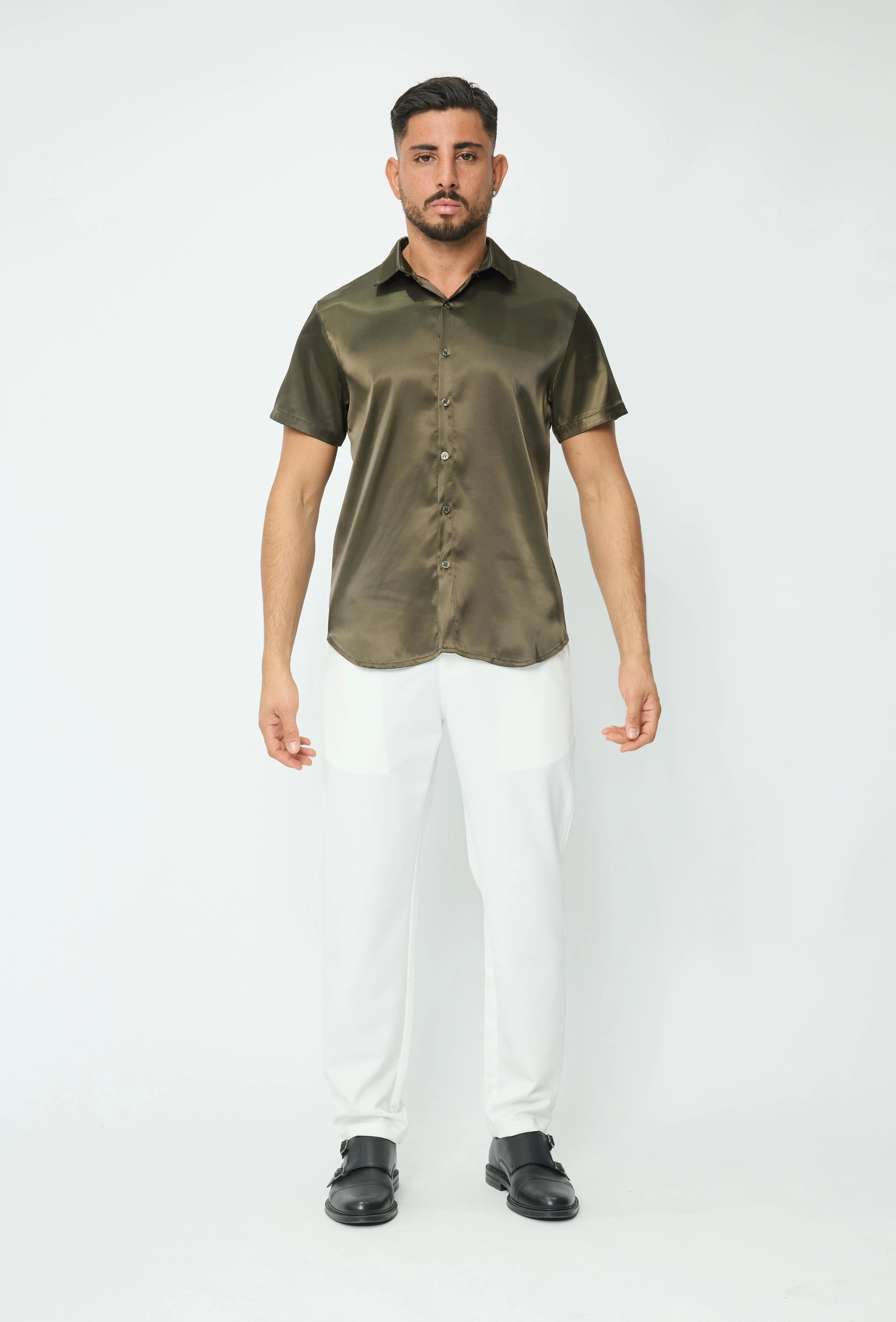 Chemise unie classique satinée et osée à manches courtes