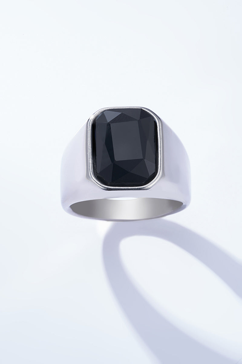 Bague chevalière avec pierre noire
