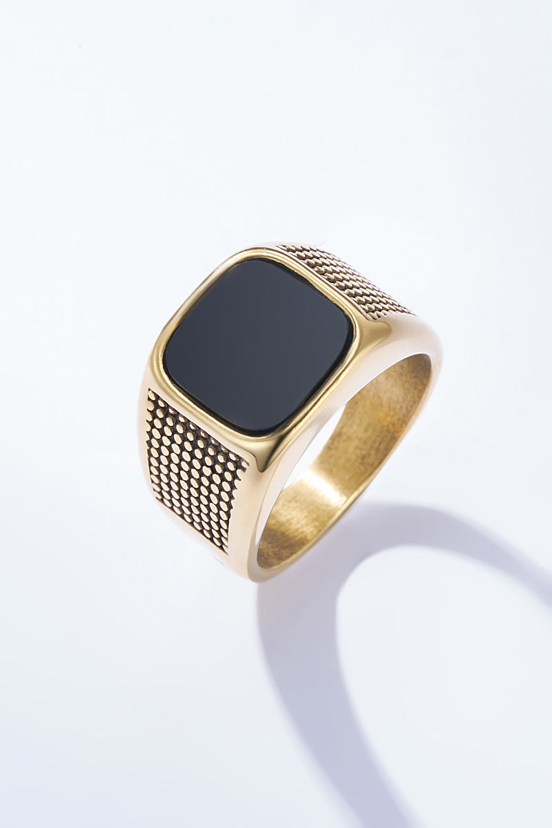 Bague chevalière avec pierre noire