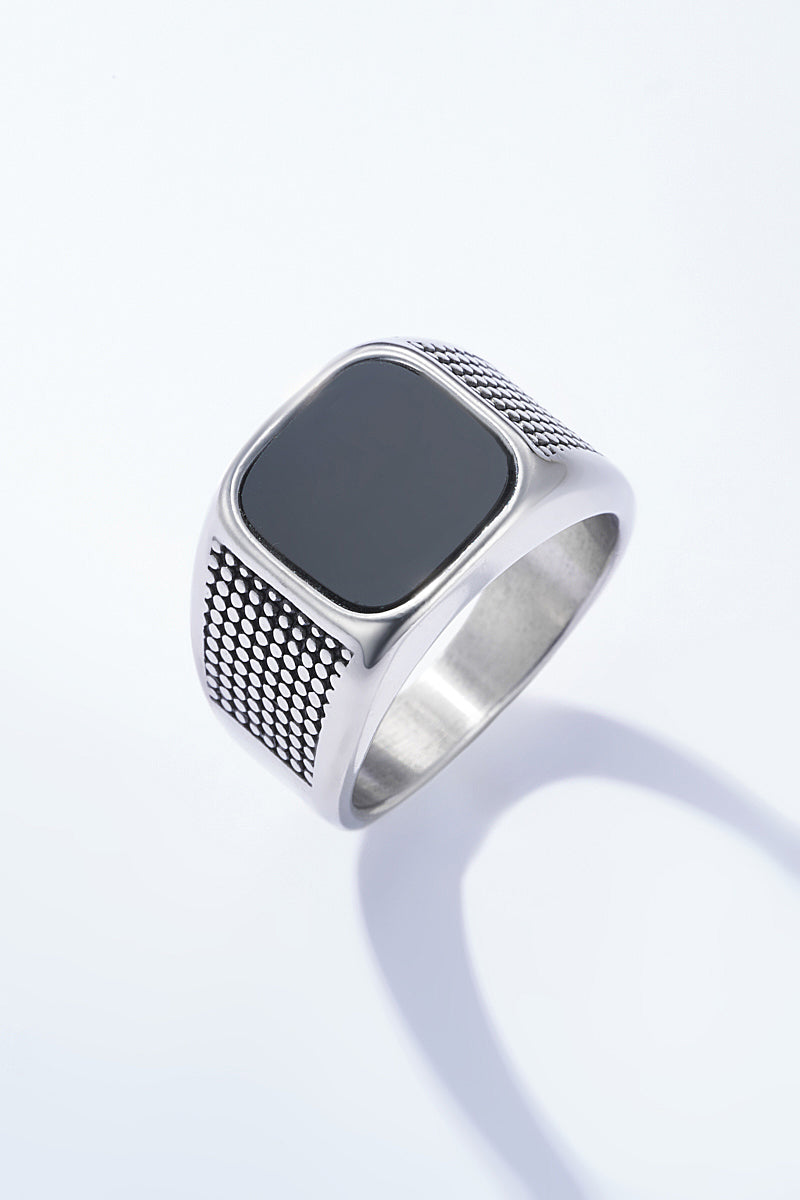 Bague chevalière avec pierre noire