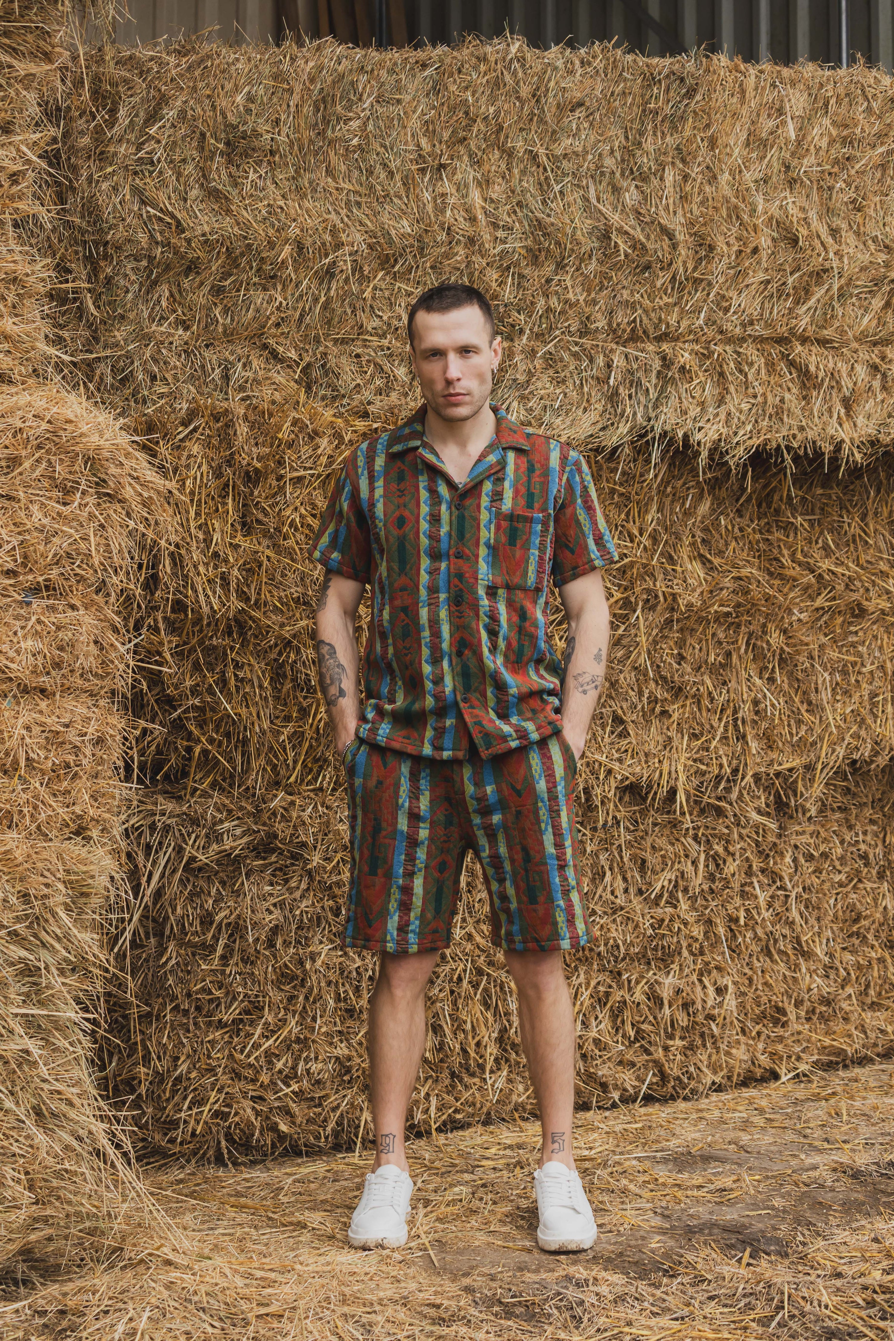 Ensemble short et chemise manche courte a motifs géométriques