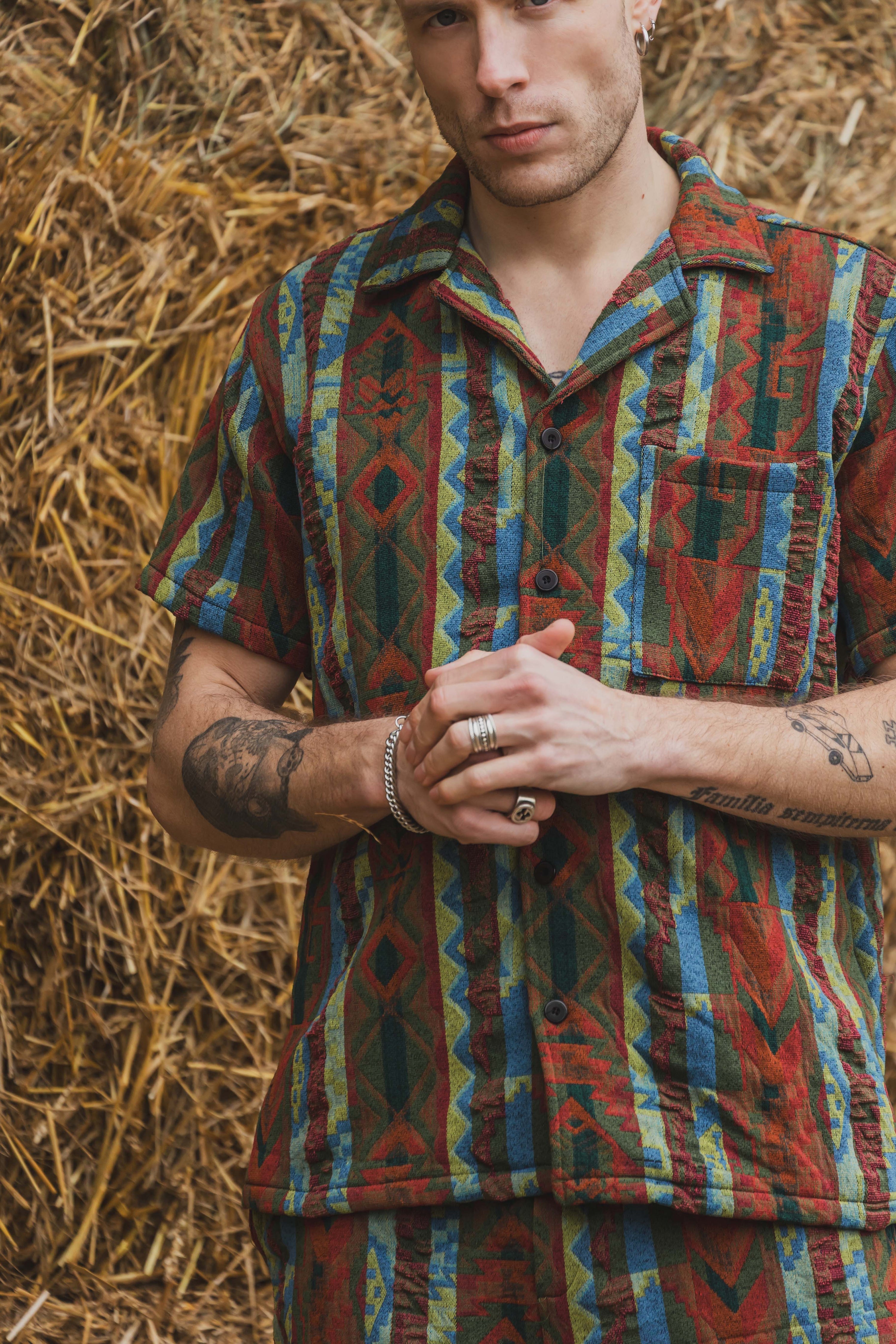 Ensemble short et chemise manche courte a motifs géométriques