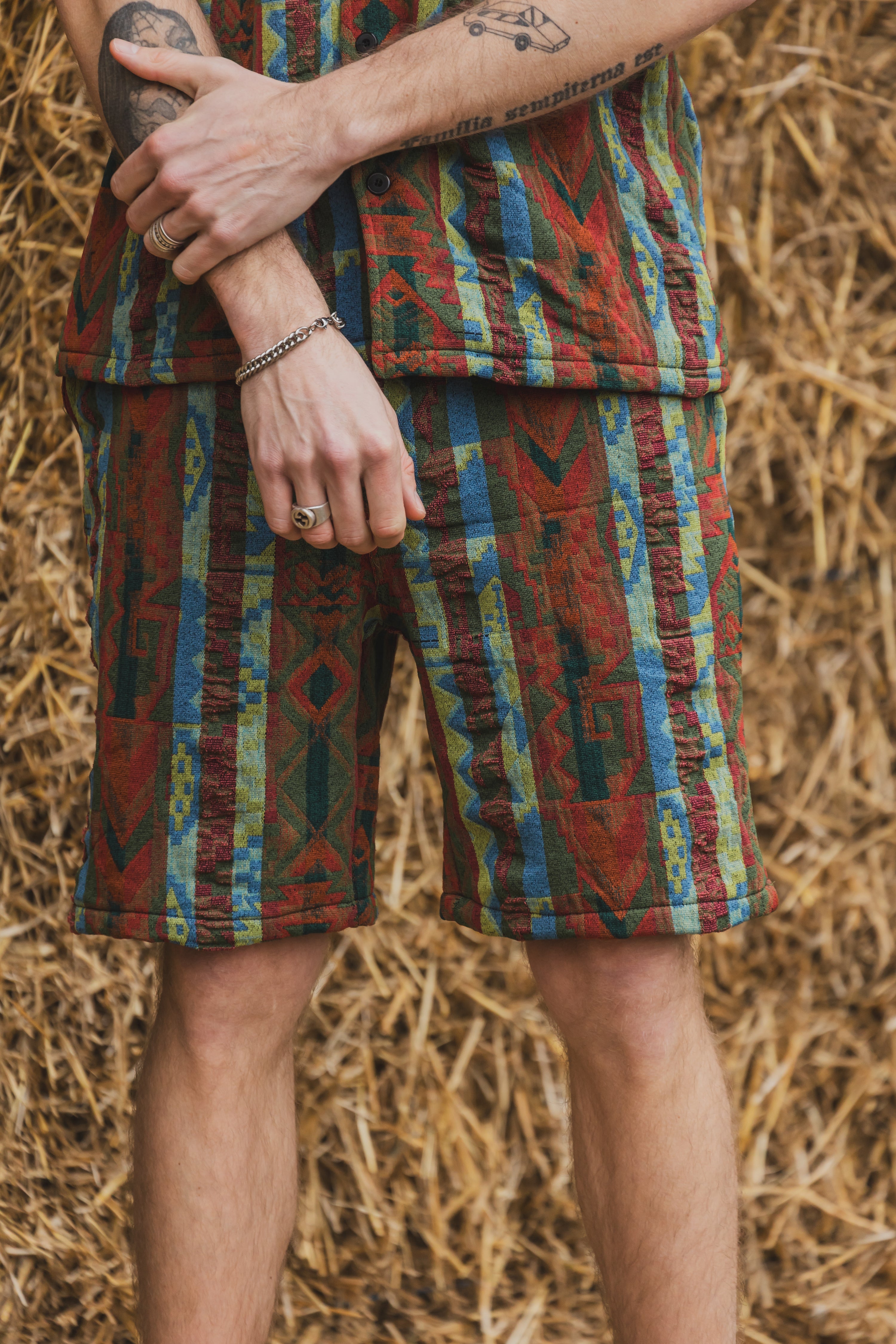 Ensemble short et chemise manche courte a motifs géométriques