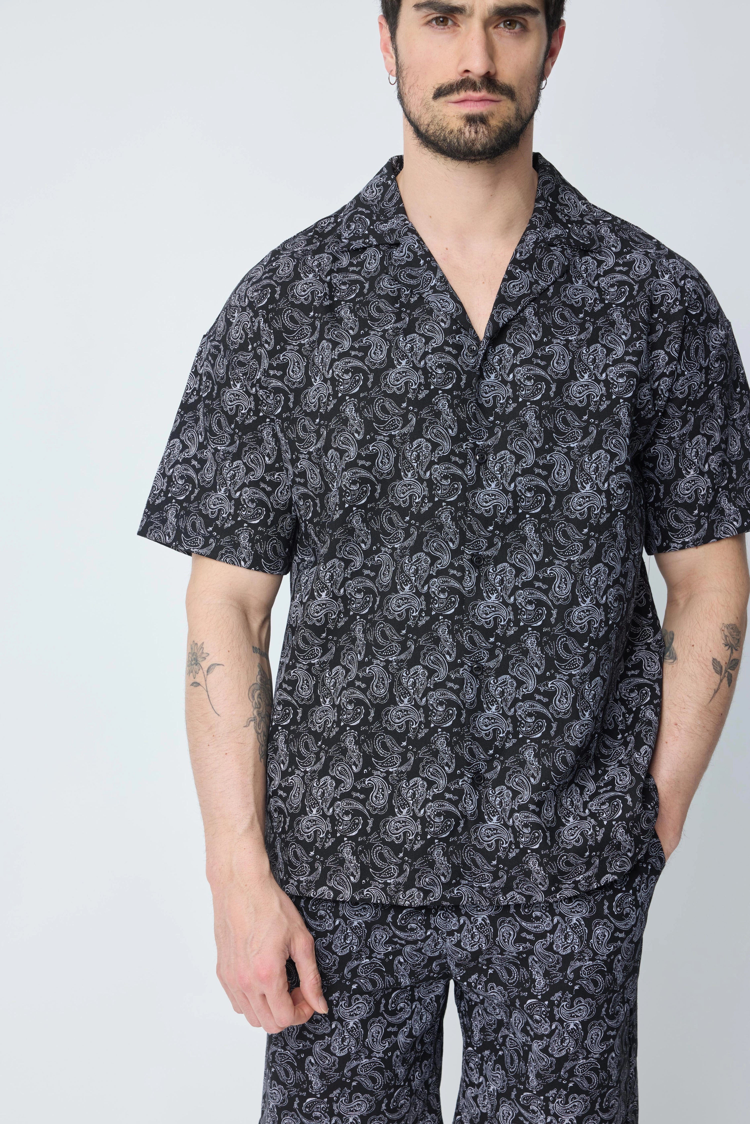 Ensemble short et chemise a motifs bandana