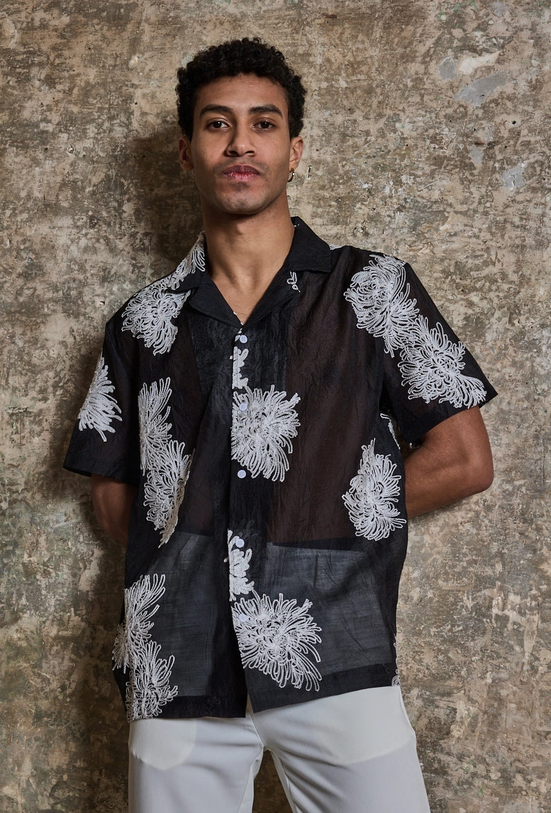 Short-sleeved shirt with embroidered floral patterns