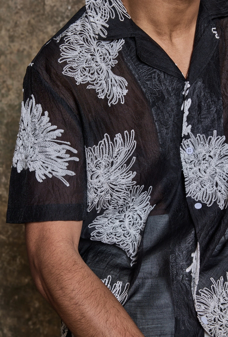 Short-sleeved shirt with embroidered floral patterns