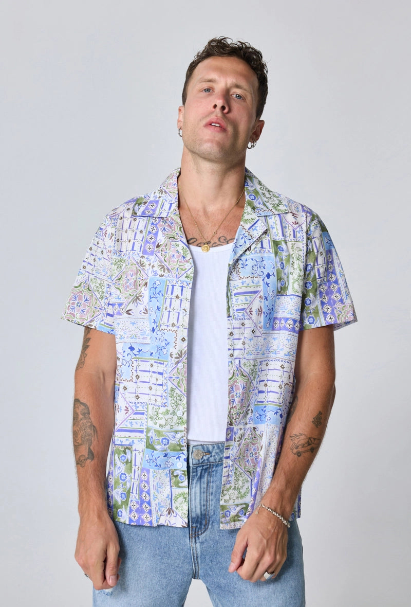 Short-sleeved shirt with abstract patterns