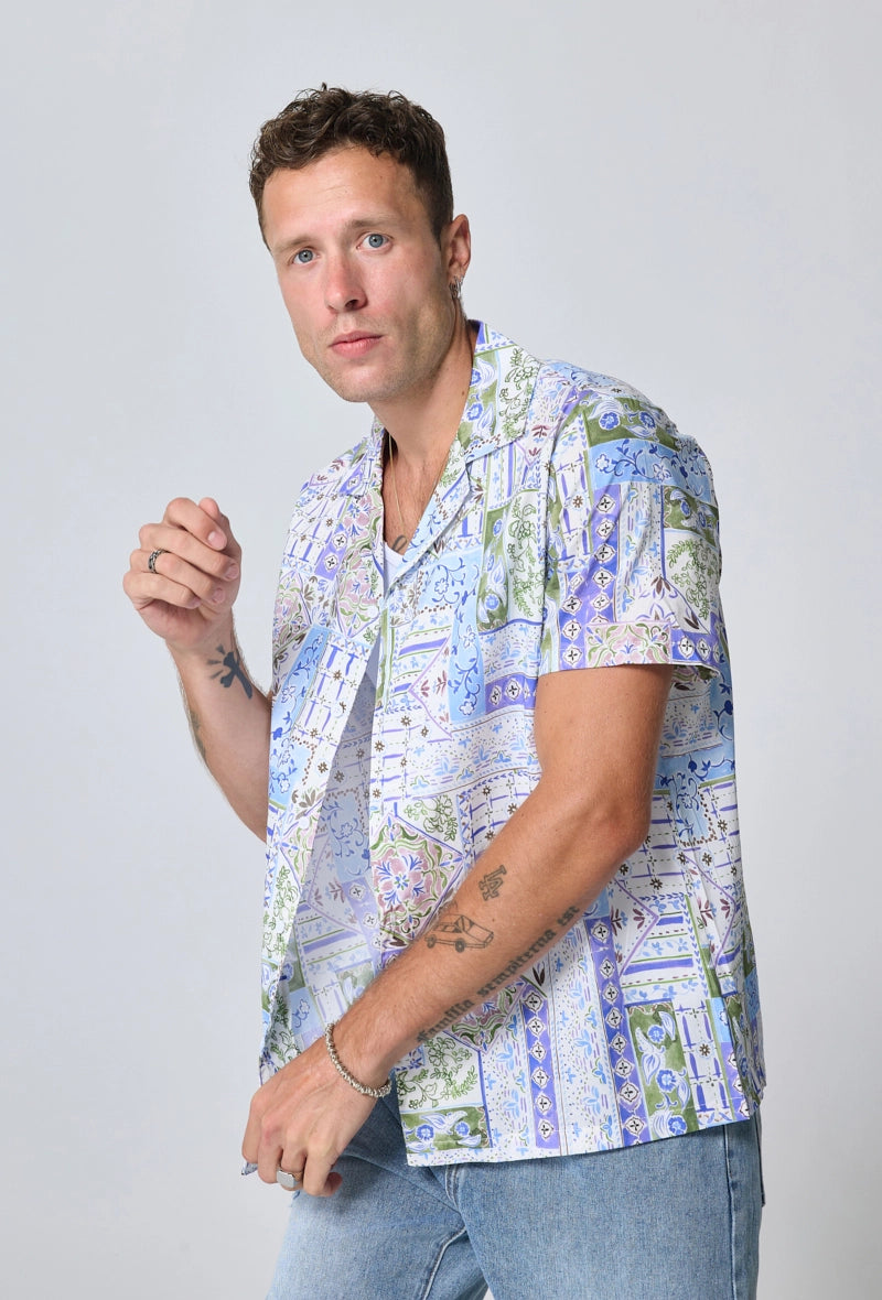 Short-sleeved shirt with abstract patterns