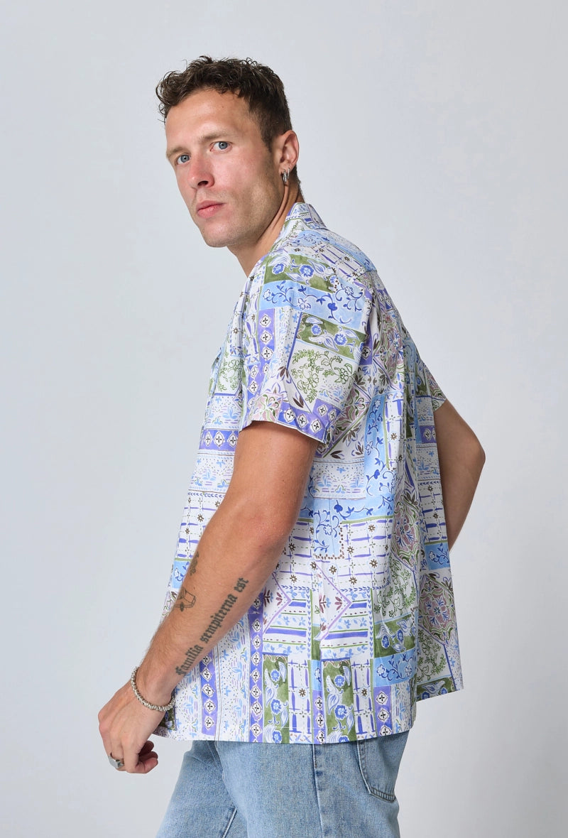 Short-sleeved shirt with abstract patterns