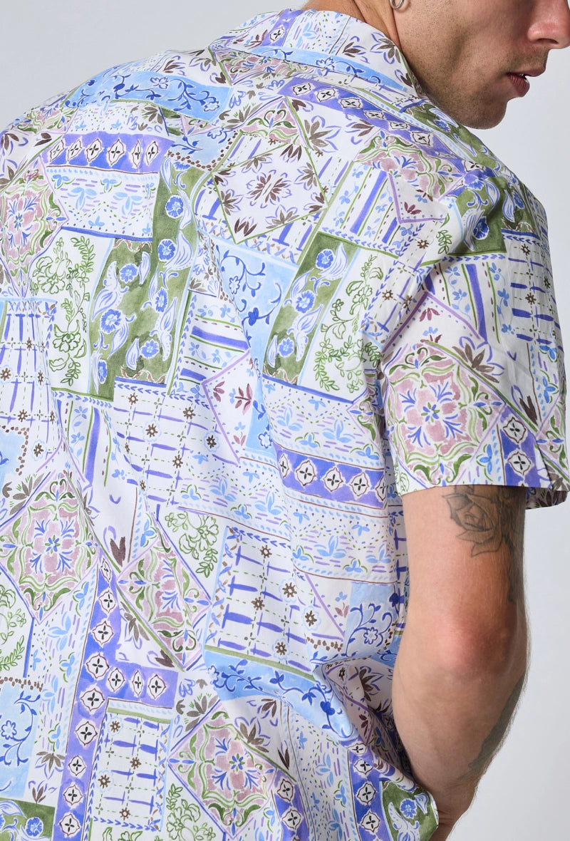 Short-sleeved shirt with abstract patterns
