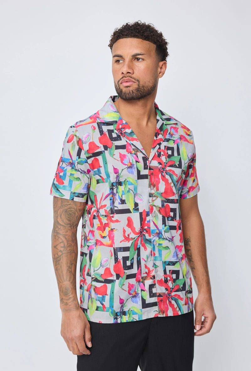 Short-sleeved shirt with abstract patterns