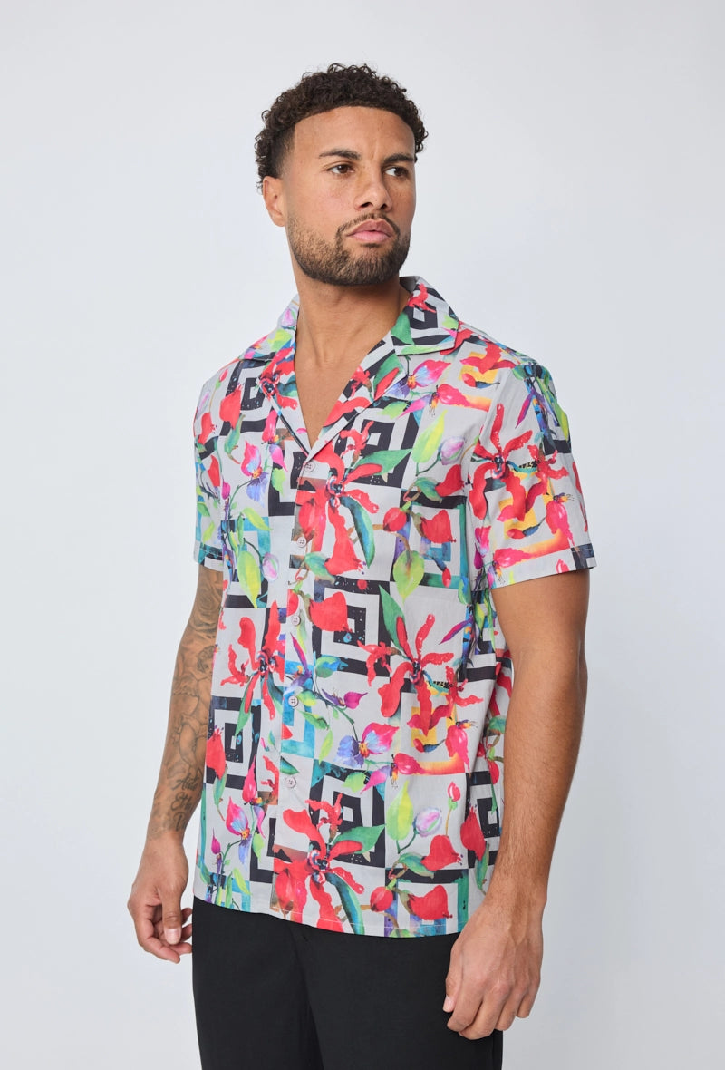 Short-sleeved shirt with abstract patterns