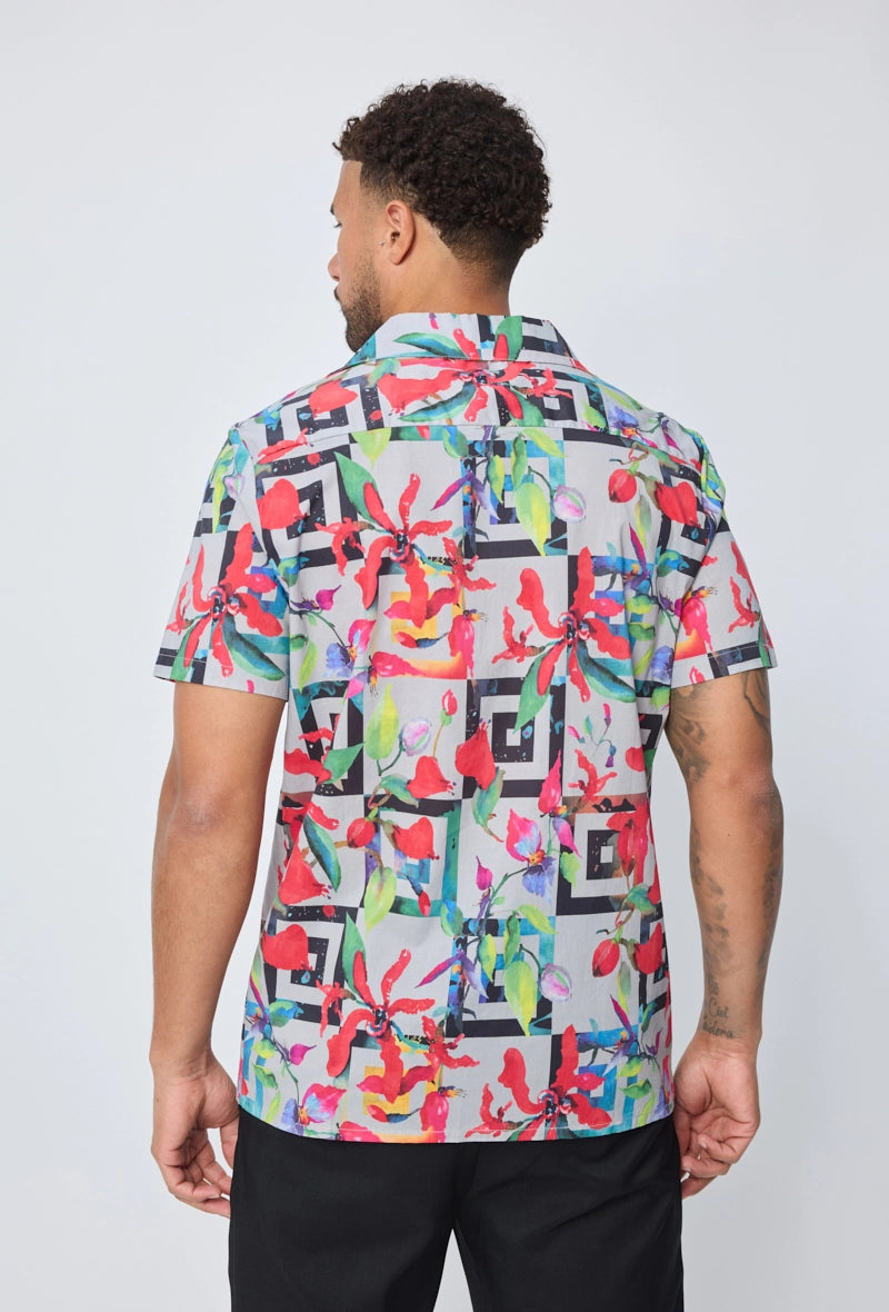 Short-sleeved shirt with abstract patterns