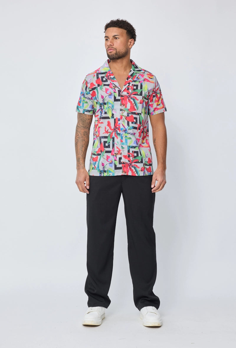 Short-sleeved shirt with abstract patterns