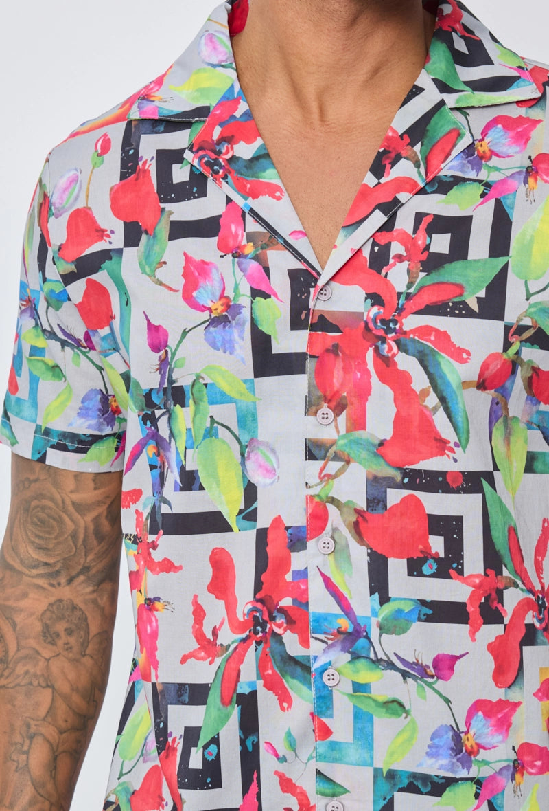 Short-sleeved shirt with abstract patterns
