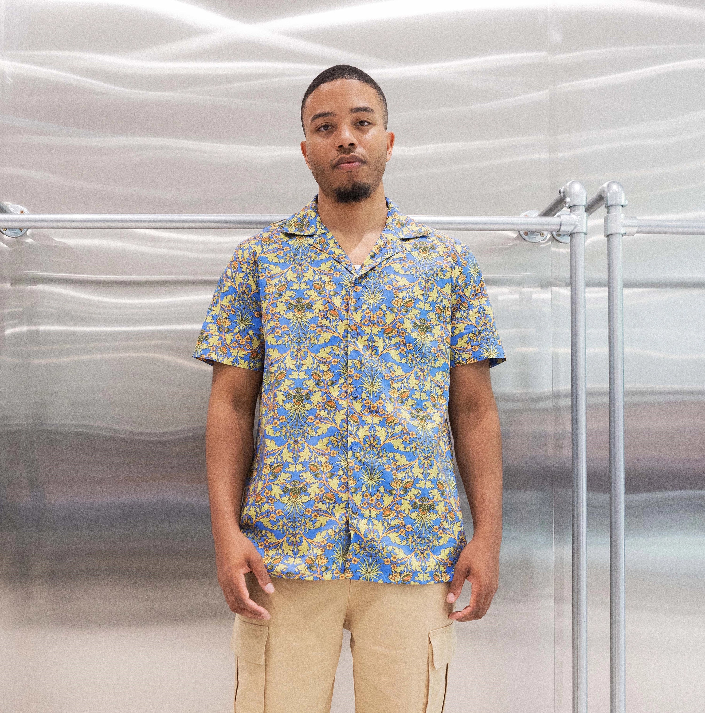 Short-sleeved shirt with floral patterns