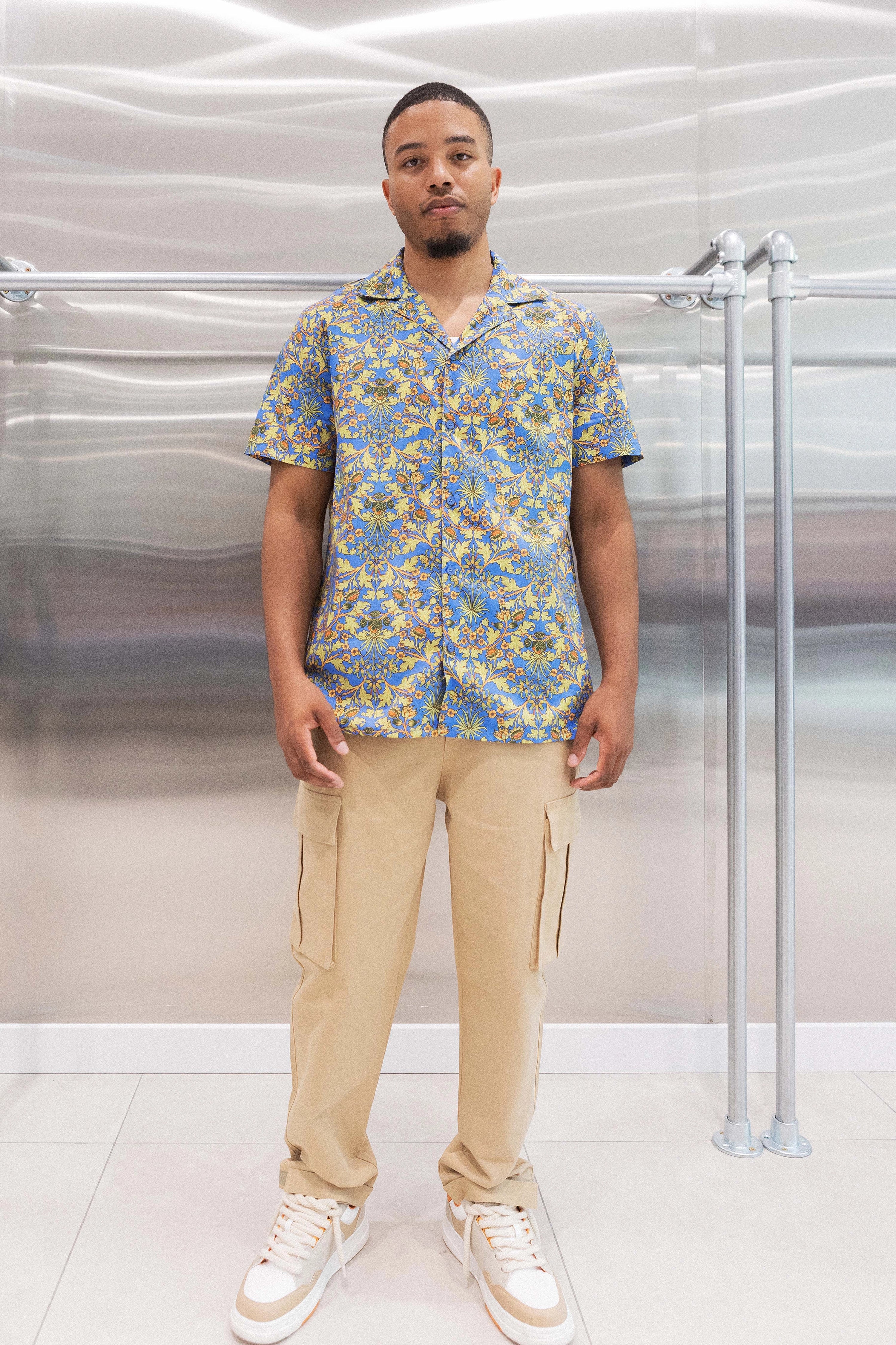 Short-sleeved shirt with floral patterns