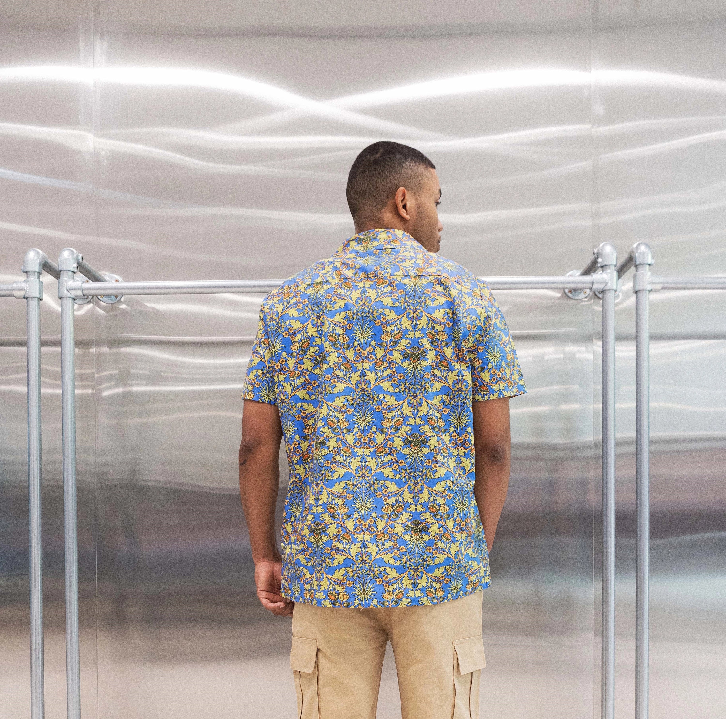 Short-sleeved shirt with floral patterns