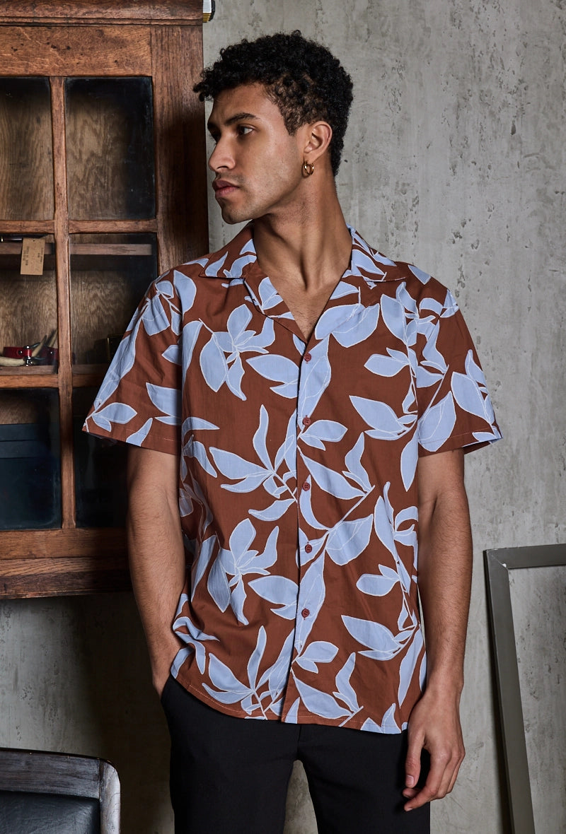 Short-sleeved shirt with floral patterns