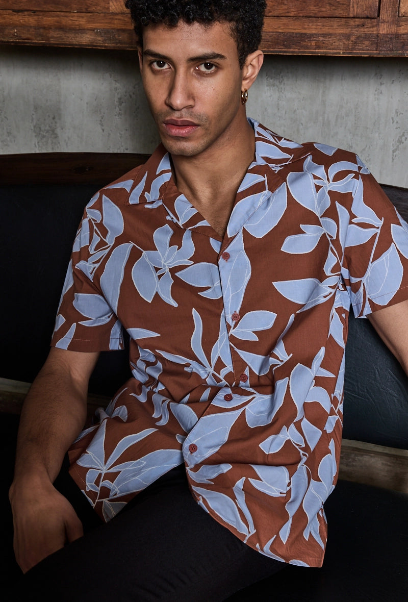 Short-sleeved shirt with floral patterns