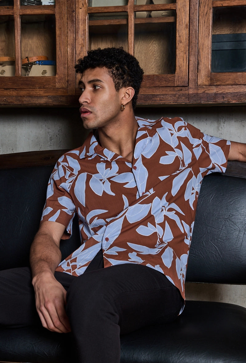 Short-sleeved shirt with floral patterns
