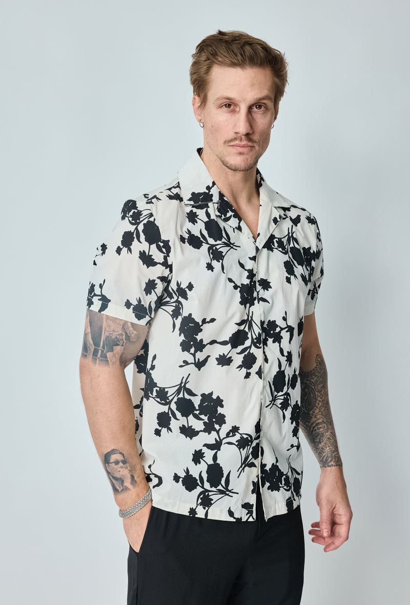 Short-sleeved shirt with floral patterns