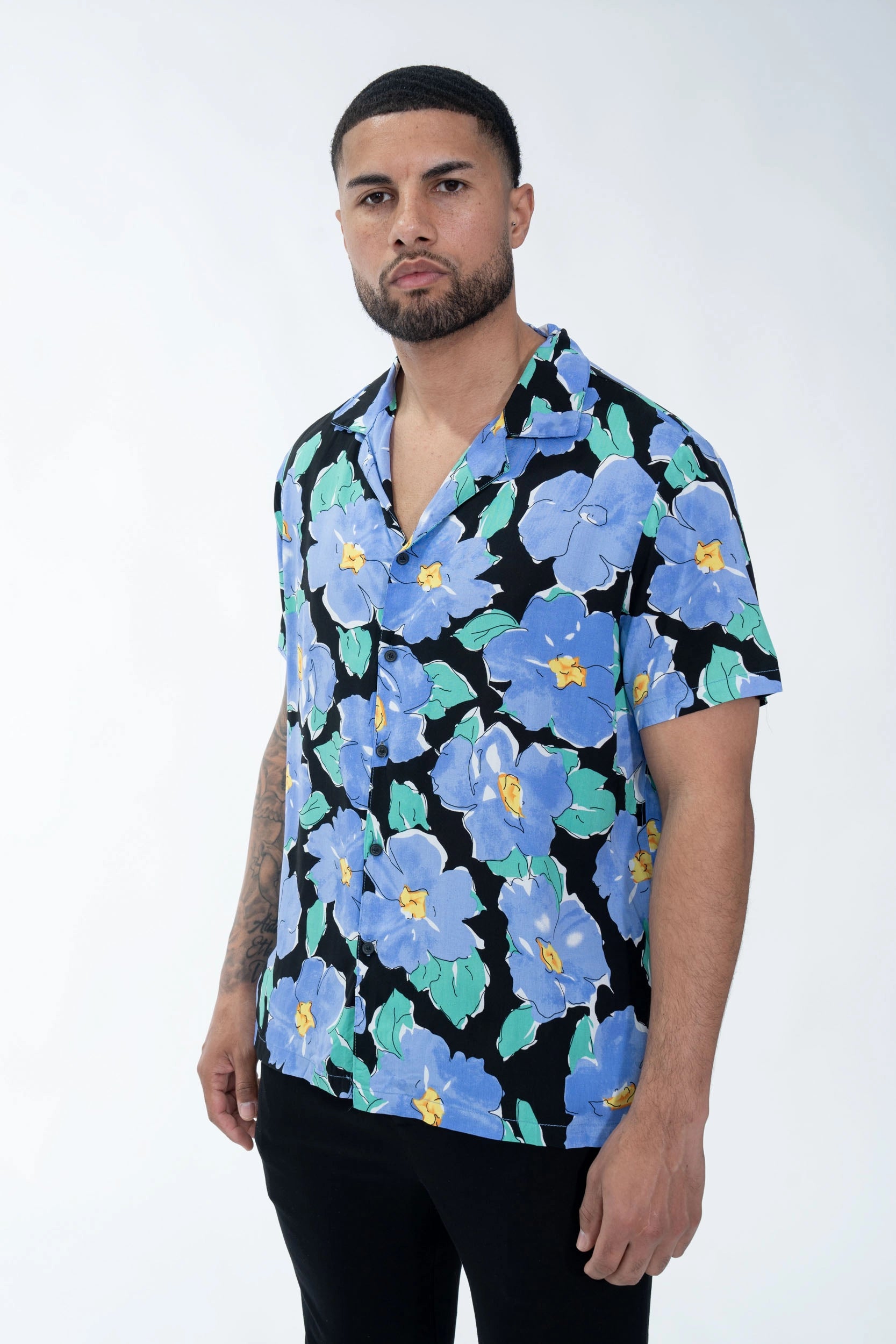 Short-sleeved shirt with a floral pattern