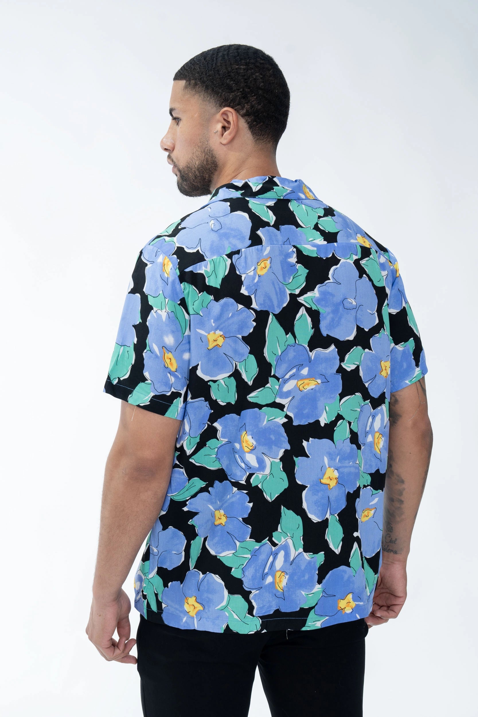 Short-sleeved shirt with a floral pattern