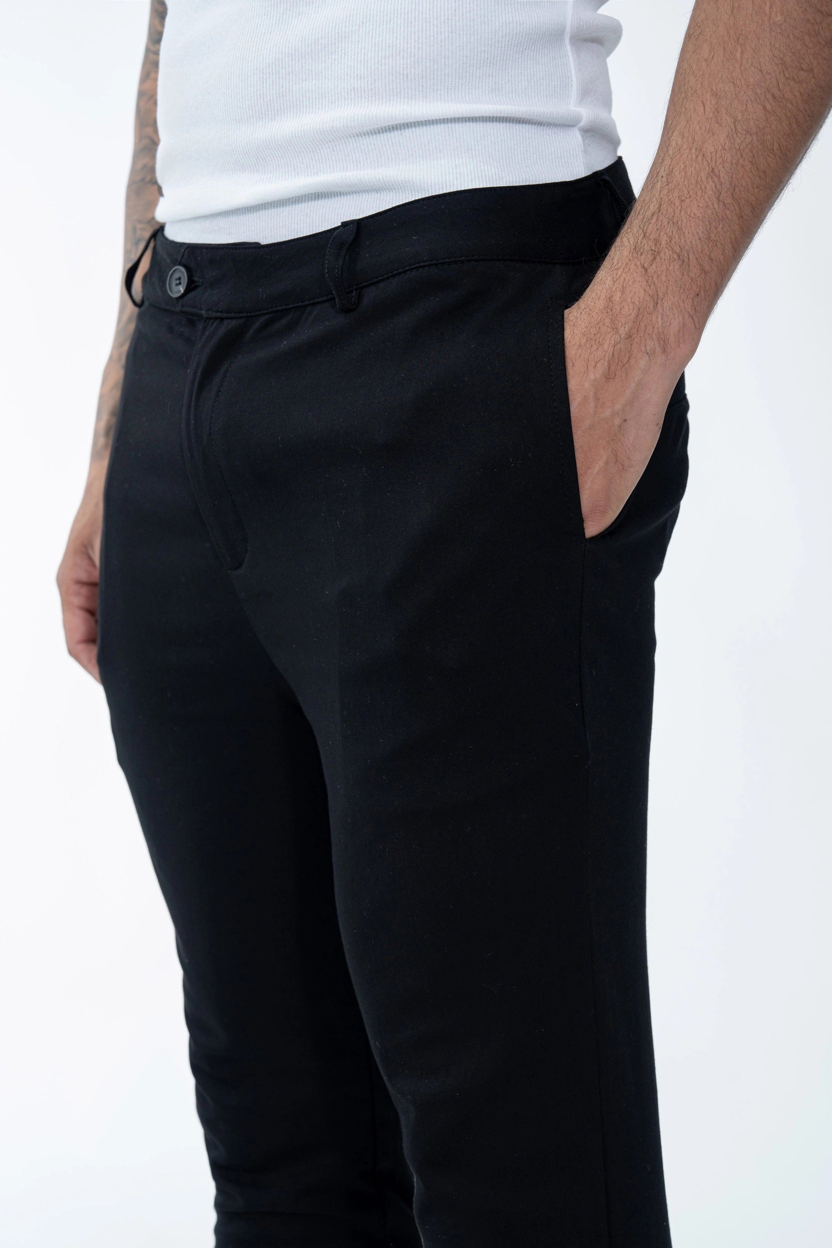 Pantalon uni urbain chic. fermeture zippée et bouton asymétrique