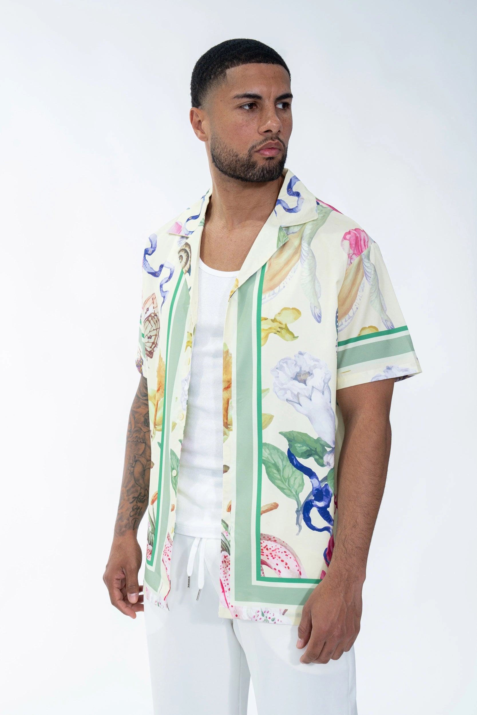 Chemise à motifs florals et faune