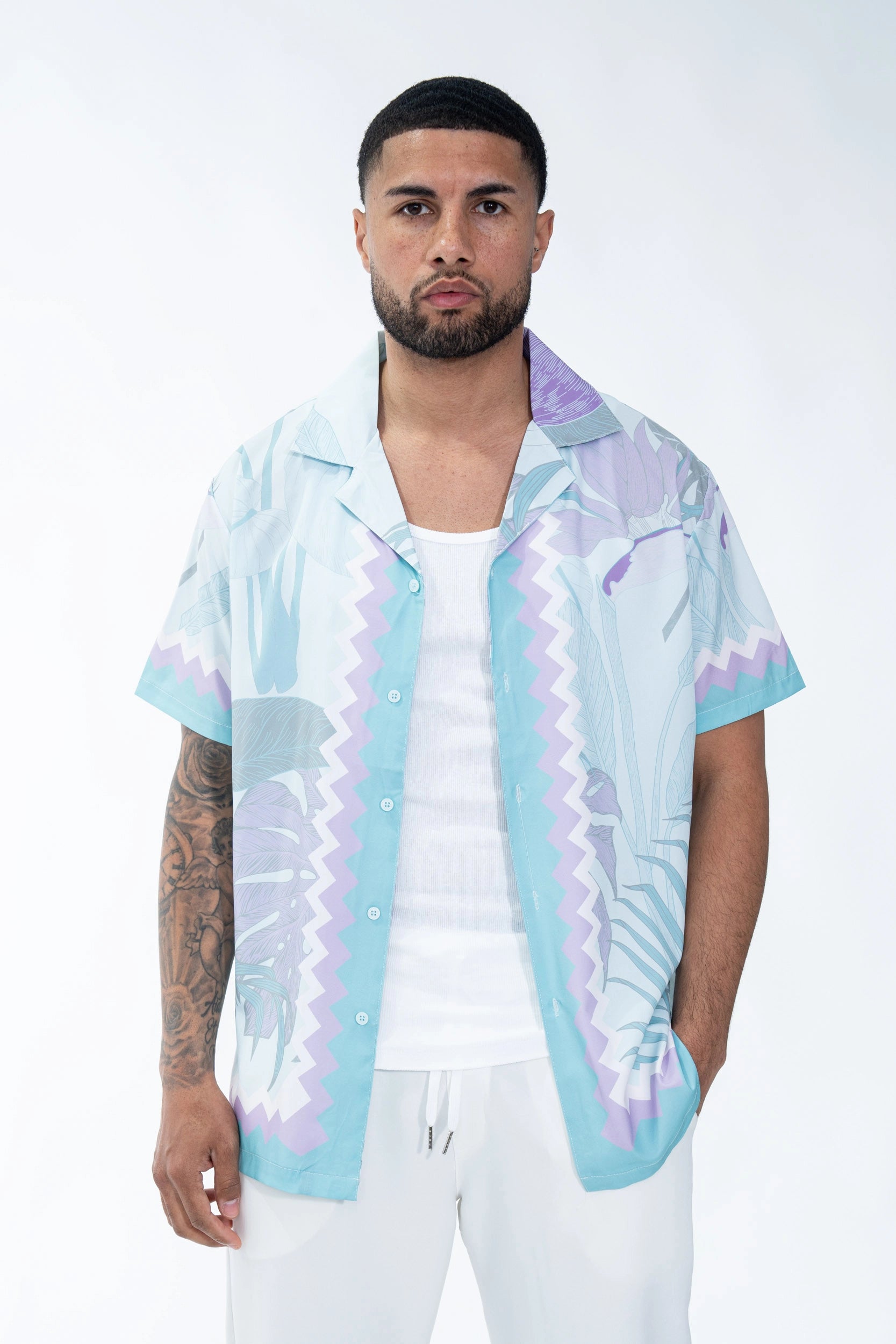 Chemise élégante arborant un imprimé pastel