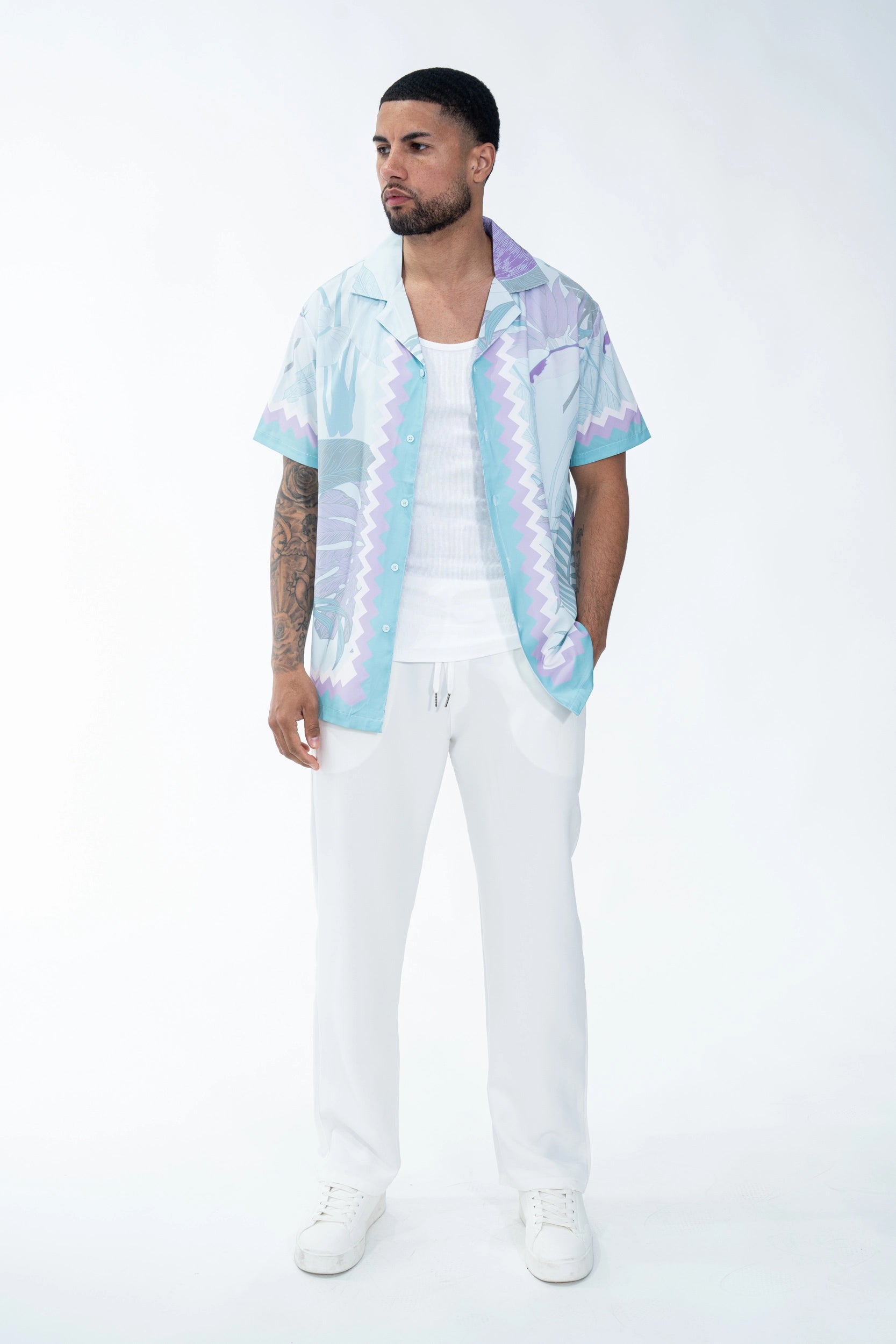 Chemise élégante arborant un imprimé pastel