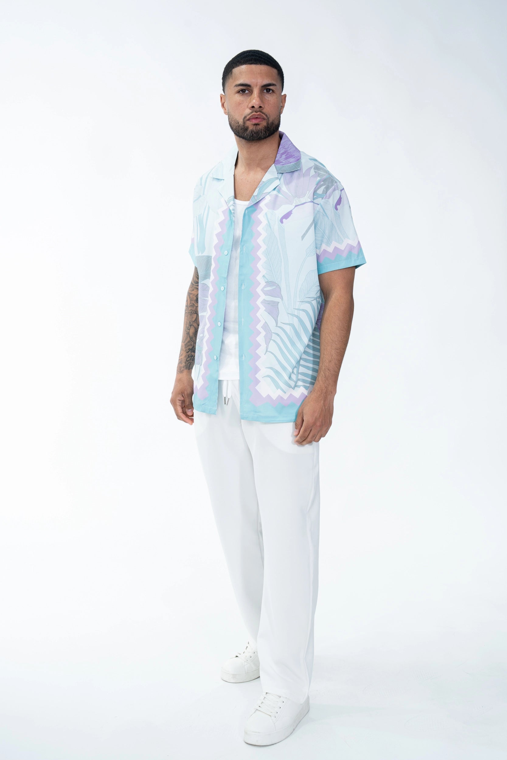 Chemise élégante arborant un imprimé pastel