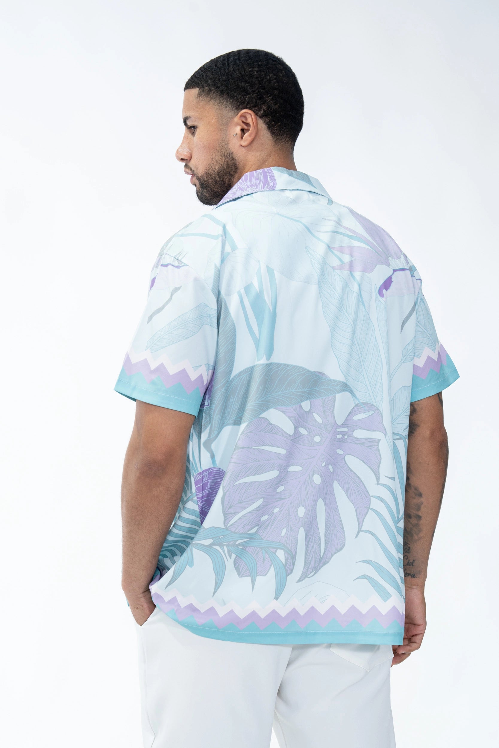 Chemise élégante arborant un imprimé pastel